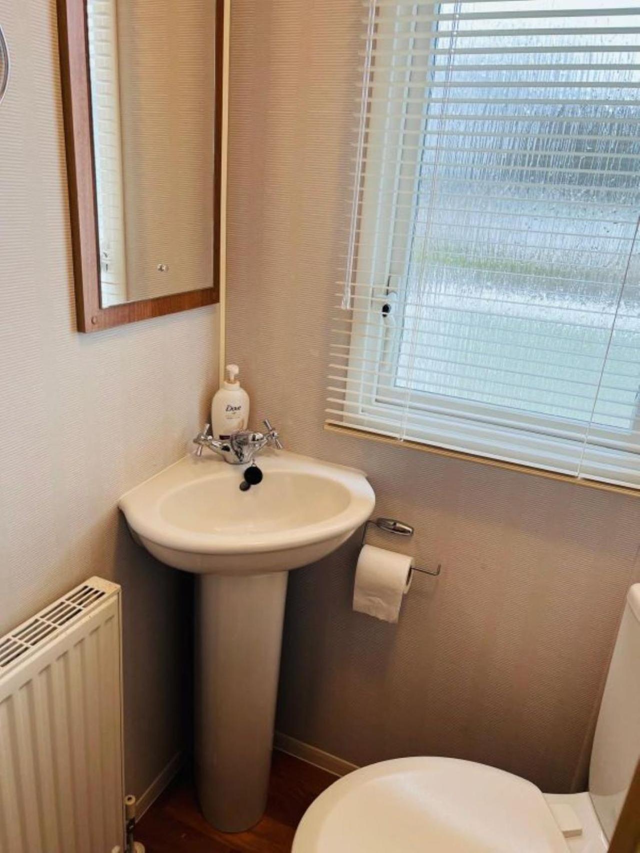 Holiday park Place2bee , Caravan , Manor Park , Free Wifi ,6 Berth *