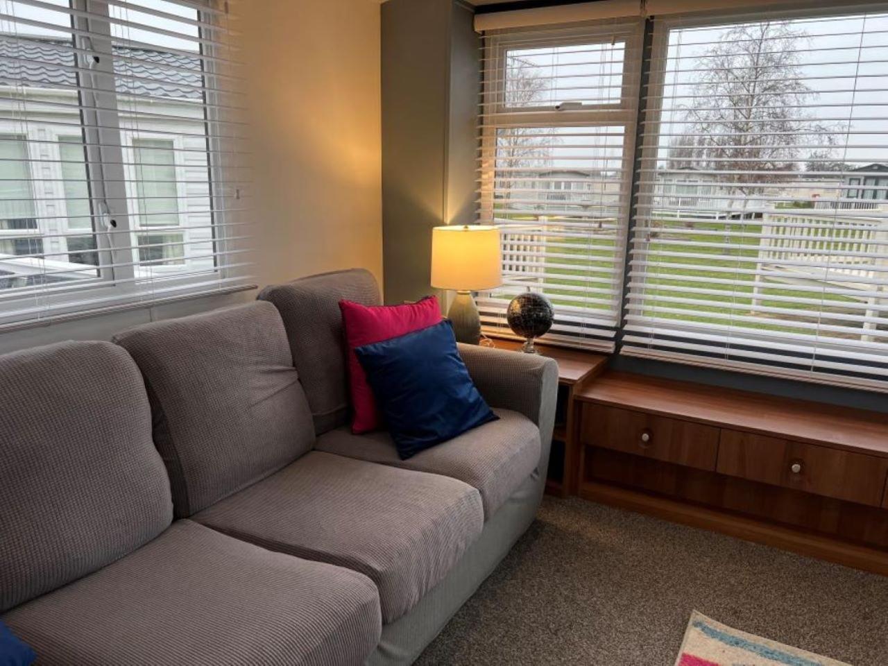 Holiday park Place2bee , Caravan , Manor Park , Free Wifi ,6 Berth *