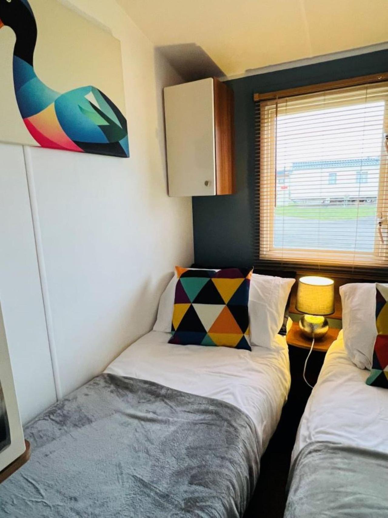 Place2bee , Caravan , Manor Park , Free Wifi ,6 Berth Holiday park Hunstanton