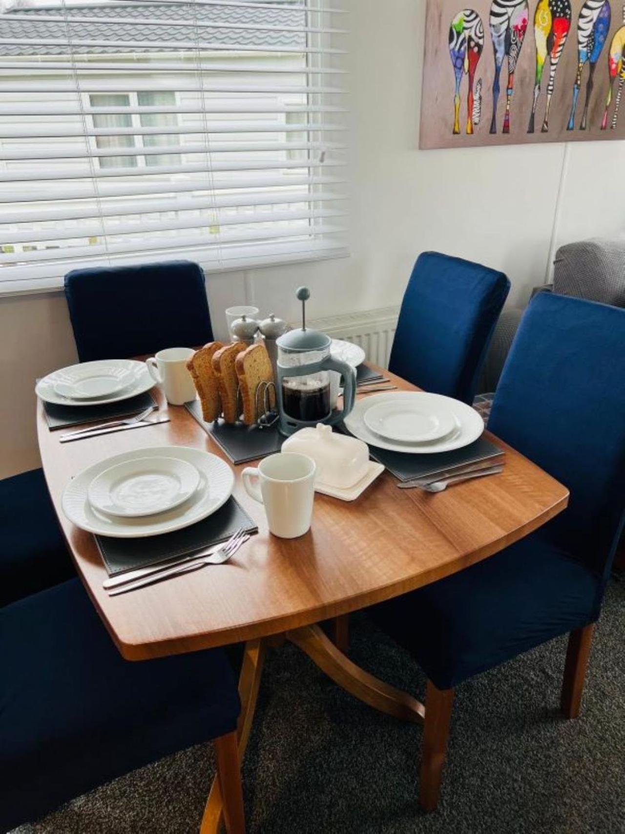 Holiday park Place2bee , Caravan , Manor Park , Free Wifi ,6 Berth *