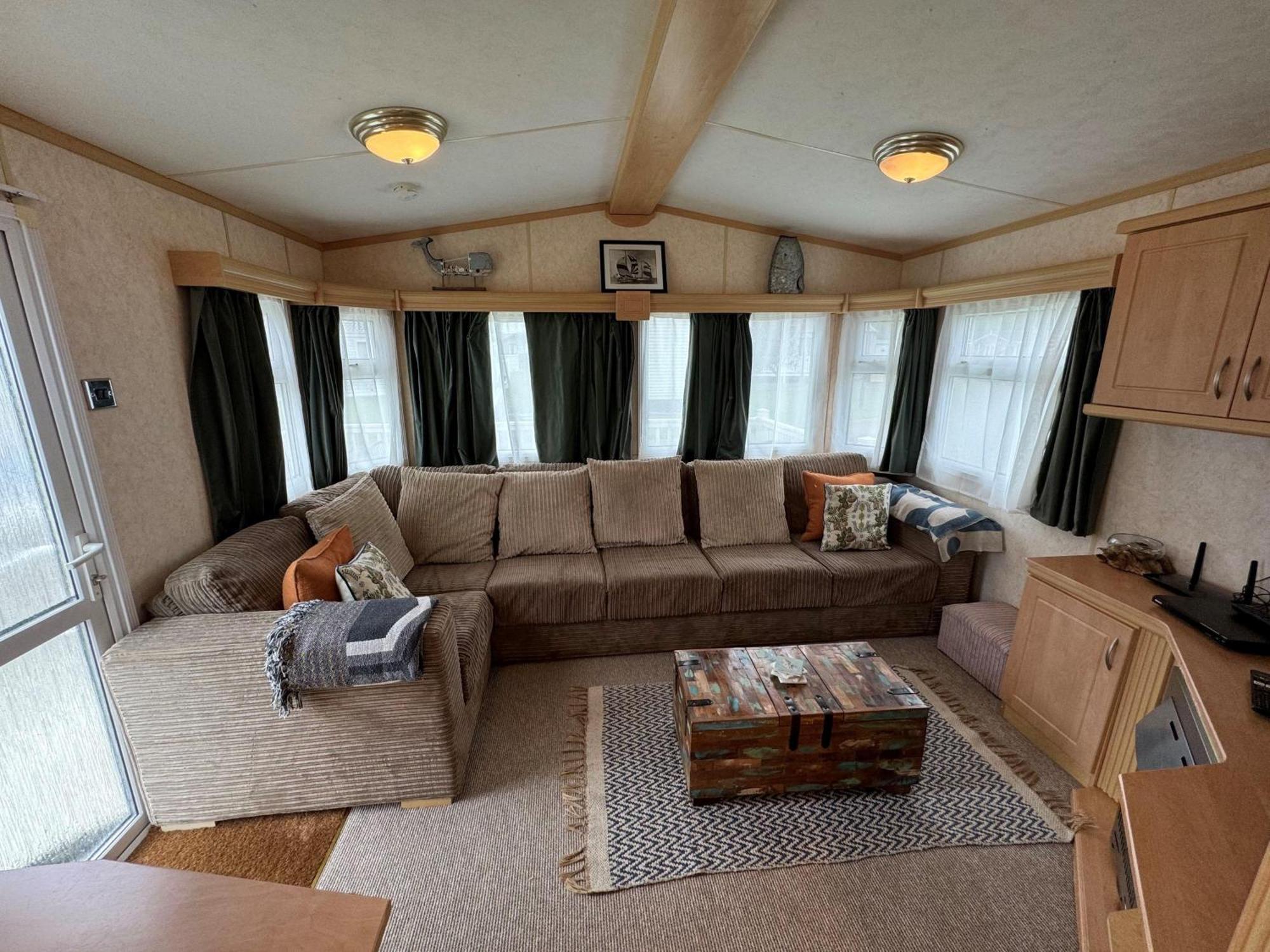 Campsite Lovely Caravan For Hire With Large Decking Area In Ref 23218k Hunstanton