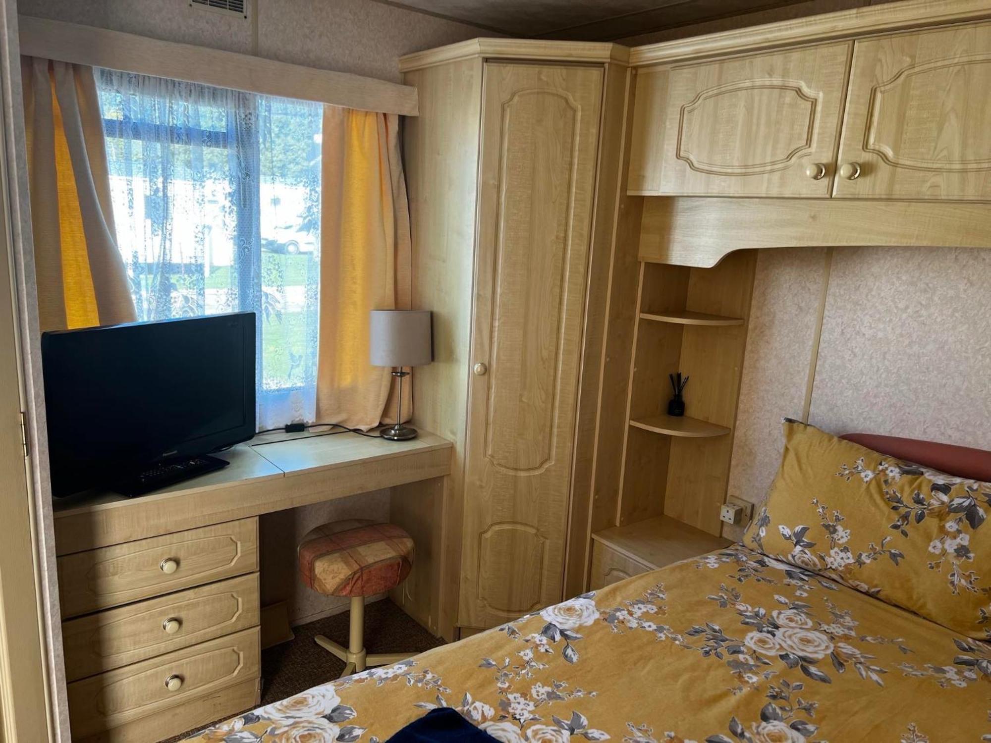 Chalet 2 Bedroom Sleeps 6 Caravan Manor Park