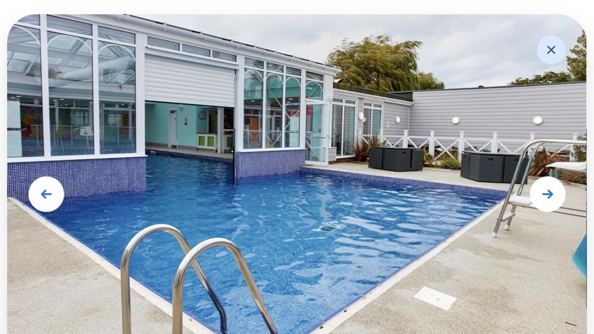 Chalet 2 Bedroom Sleeps 6 Caravan Manor Park *