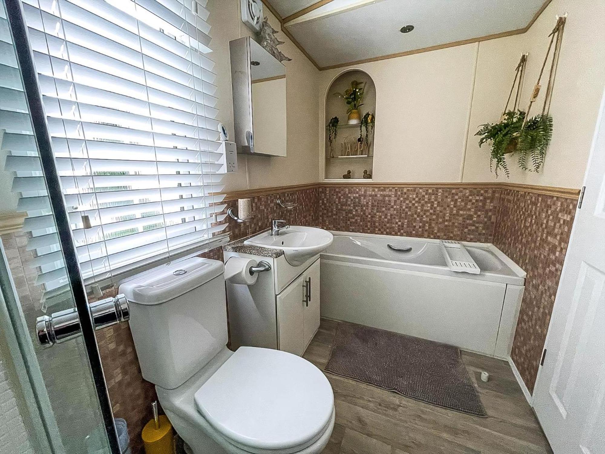 Beautiful Caravan At Manor Park In Beach, Norfolk Ref 23026h *