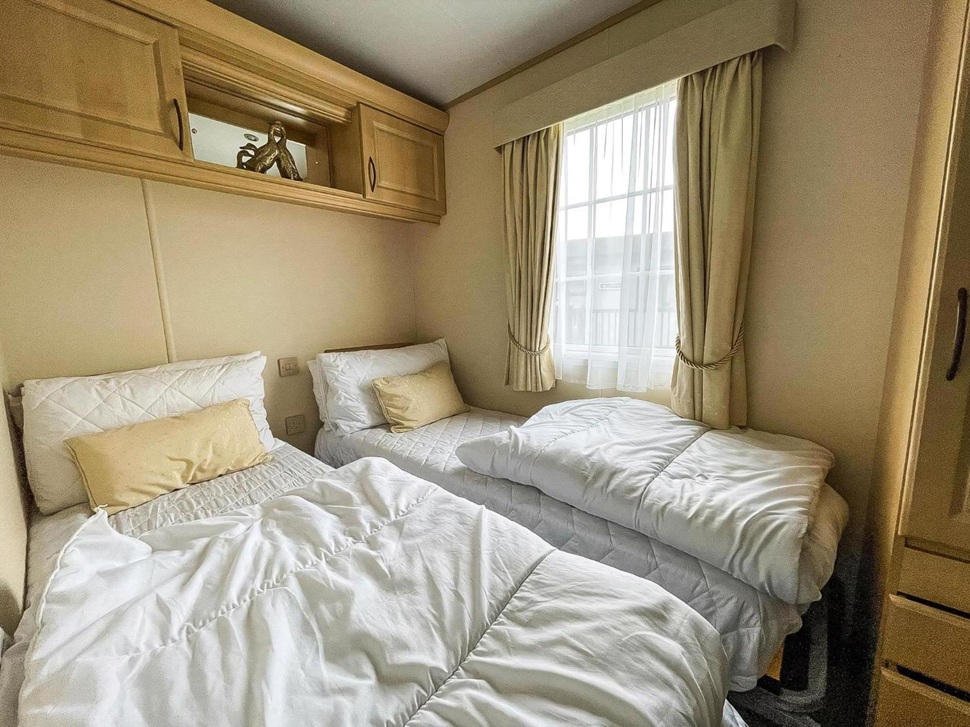 Beautiful Caravan At Manor Park In Beach, Norfolk Ref 23026h