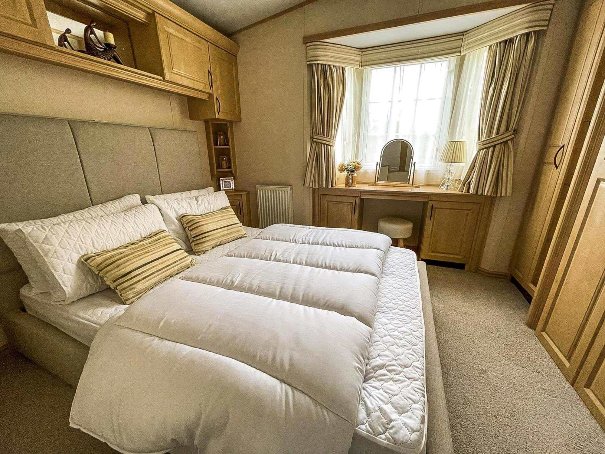 Beautiful Caravan At Manor Park In Beach, Norfolk Ref 23026h Hunstanton