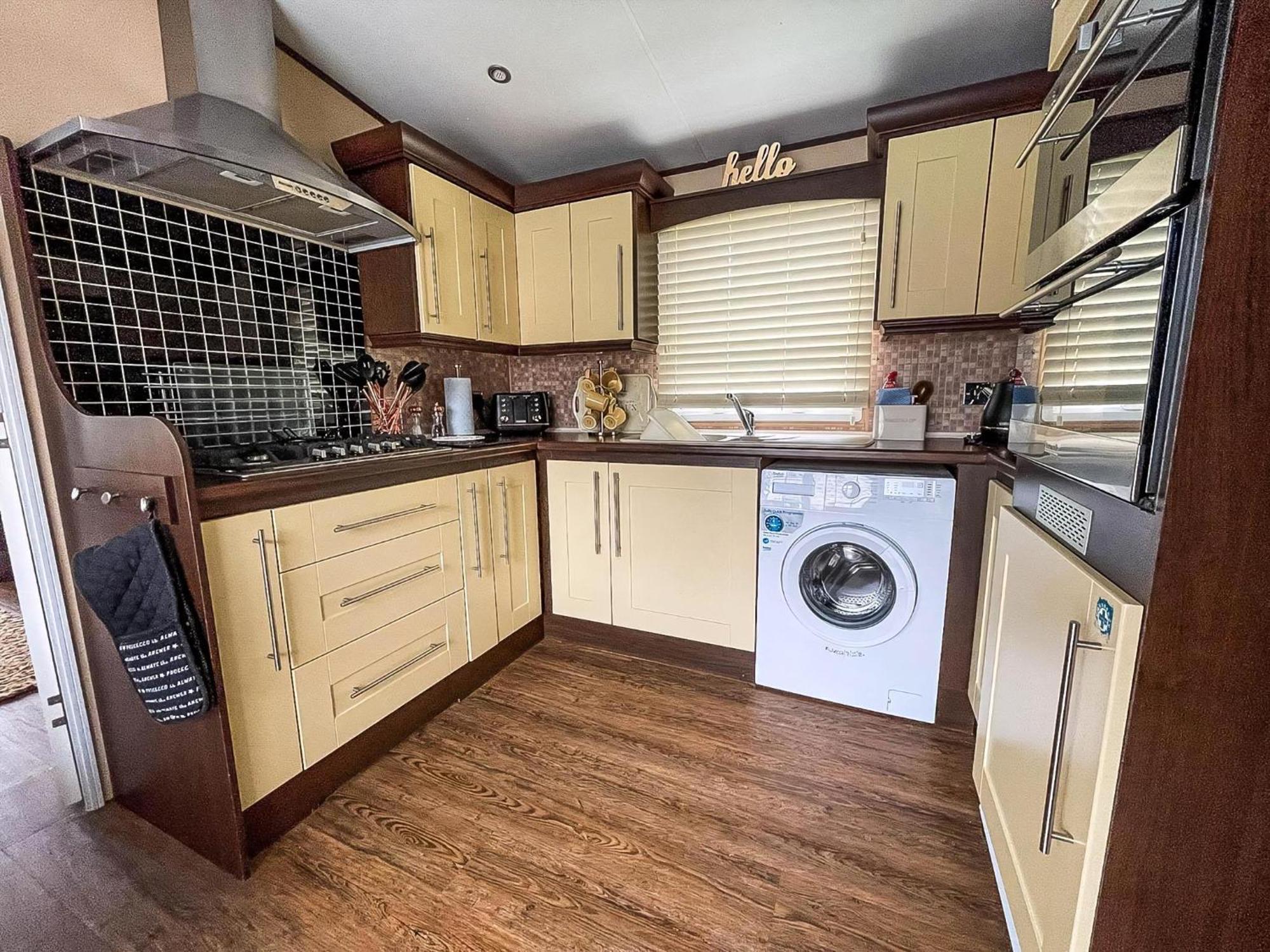 Beautiful Caravan At Manor Park In Beach, Norfolk Ref 23026h * Hunstanton