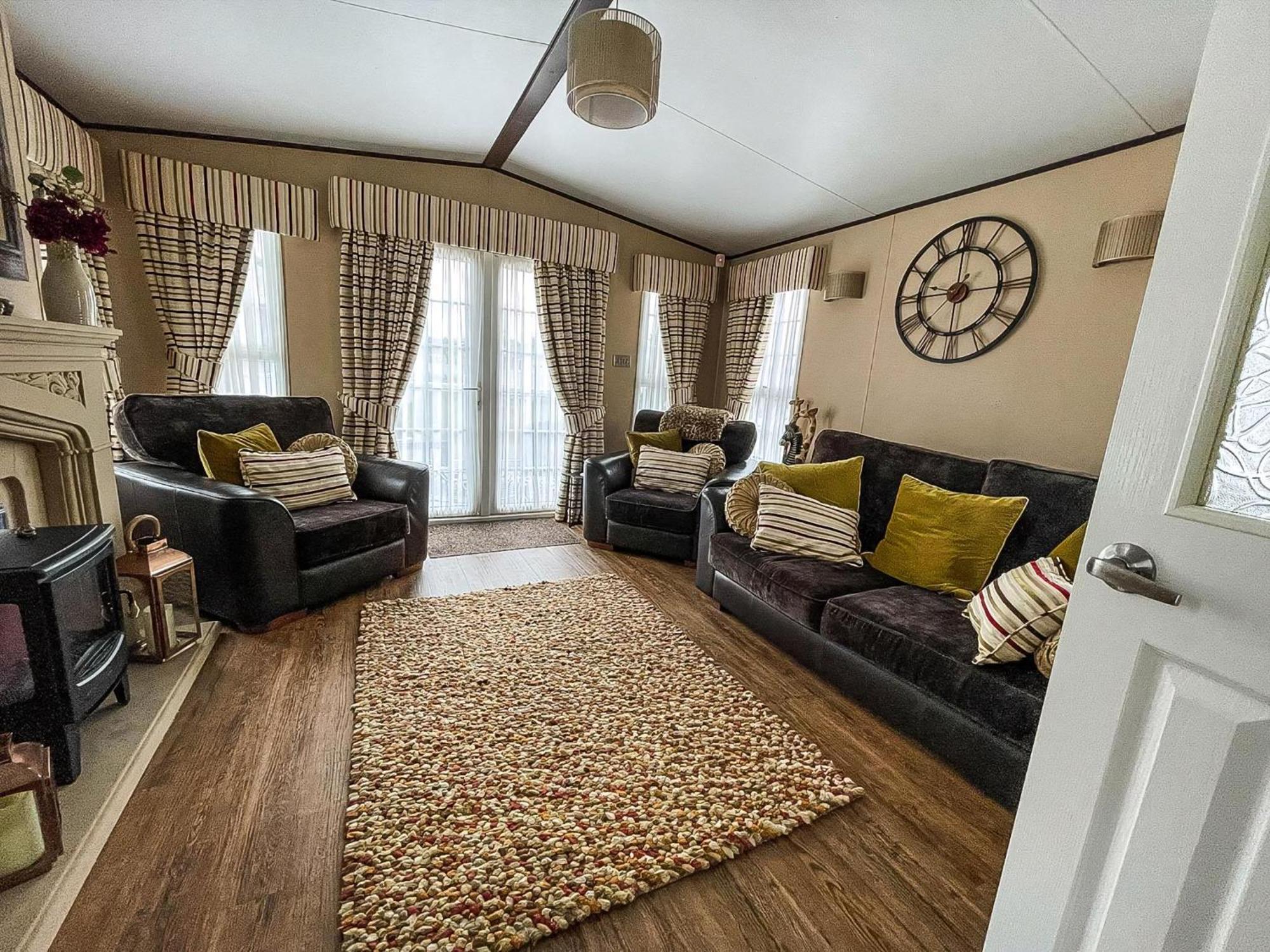 Beautiful Caravan At Manor Park In Beach, Norfolk Ref 23026h *