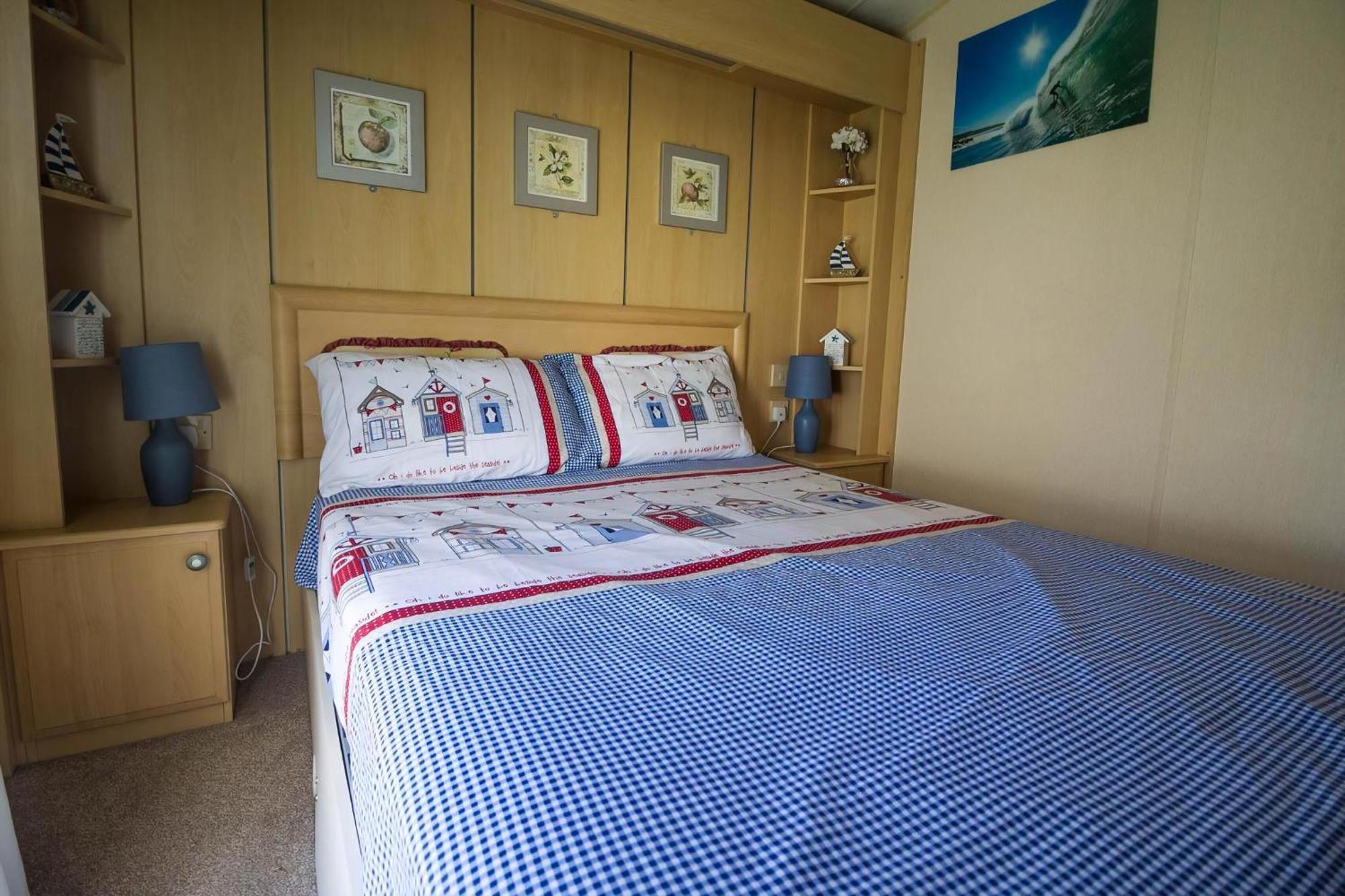 Campsite Great 6 Berth Caravan For Hire At Manor Park In Norfolk Ref 23014w *