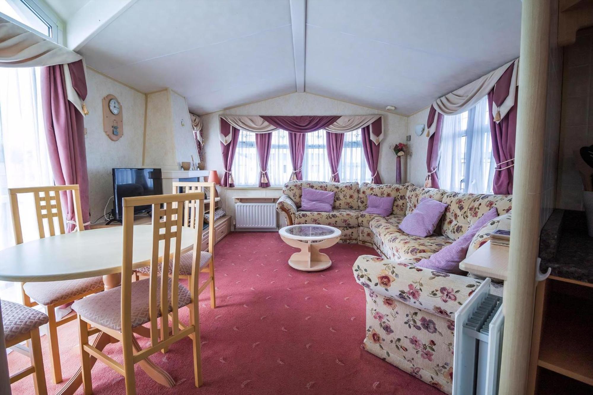 Brilliant Caravan For Hire At Manor Park In Norfolk Ref 23176k Campsite