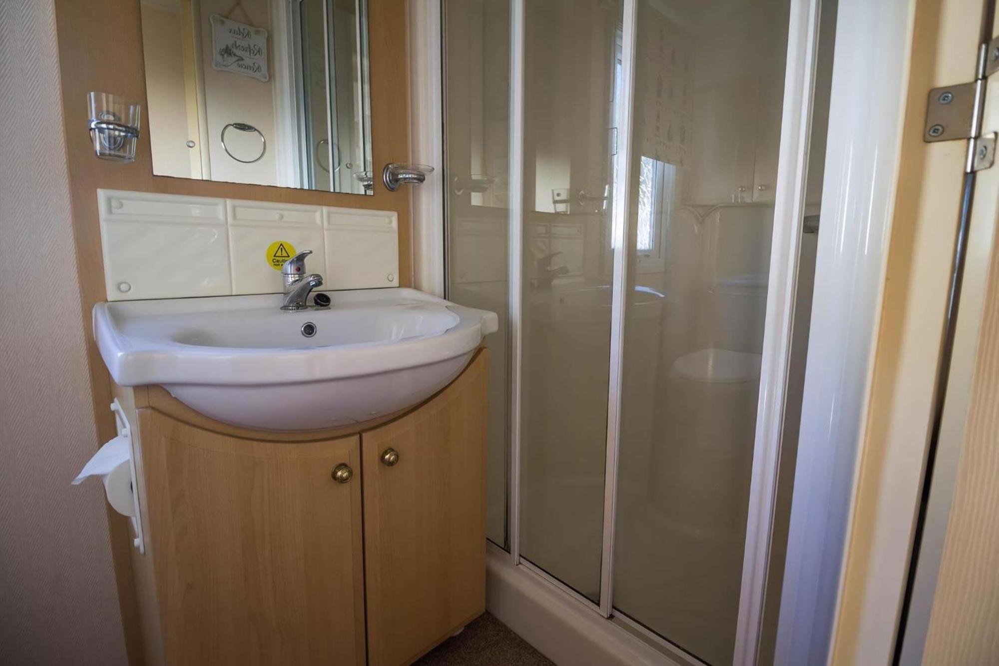 Great 6 Berth Caravan For Hire At Manor Park In Norfolk Ref 23014w *