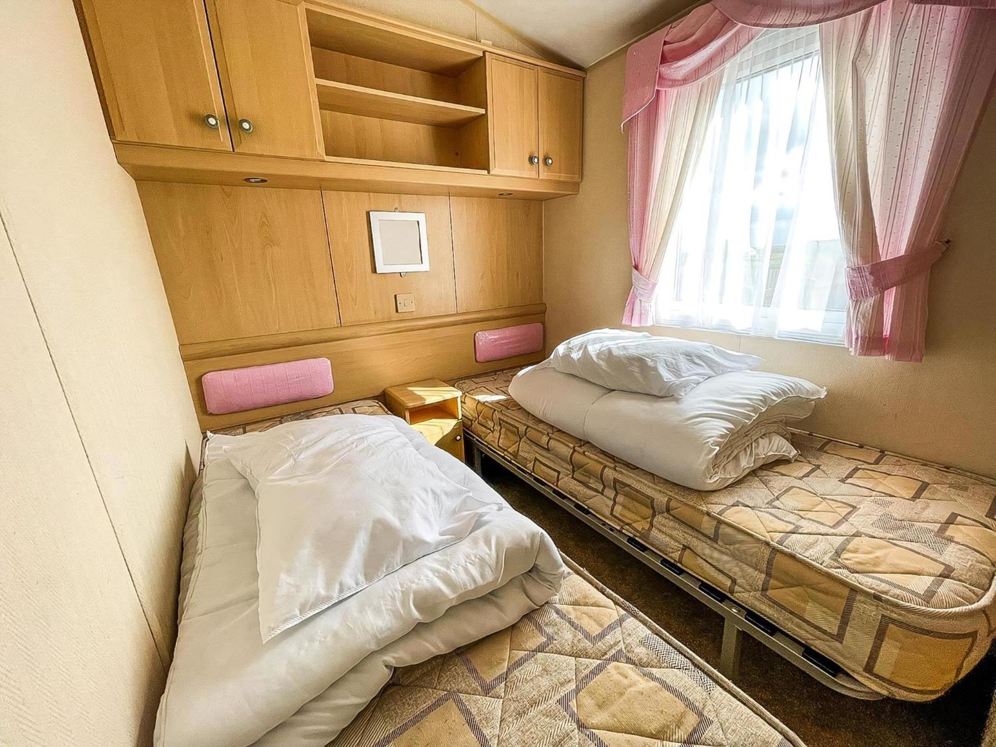 Campsite 6 Berth Caravan Nearby Front In Norfolk Ref 13019l