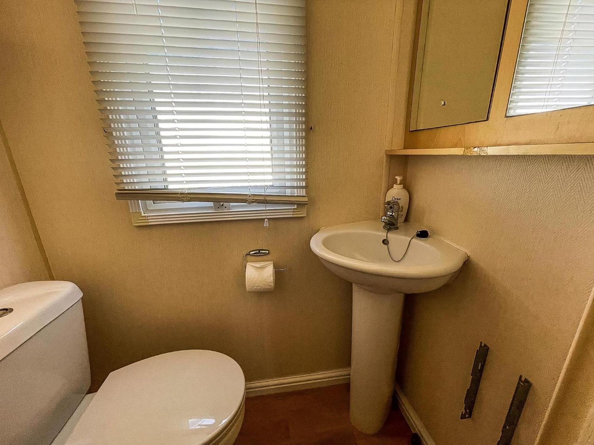 6 Berth Caravan Nearby Front In Norfolk Ref 13019l Hunstanton