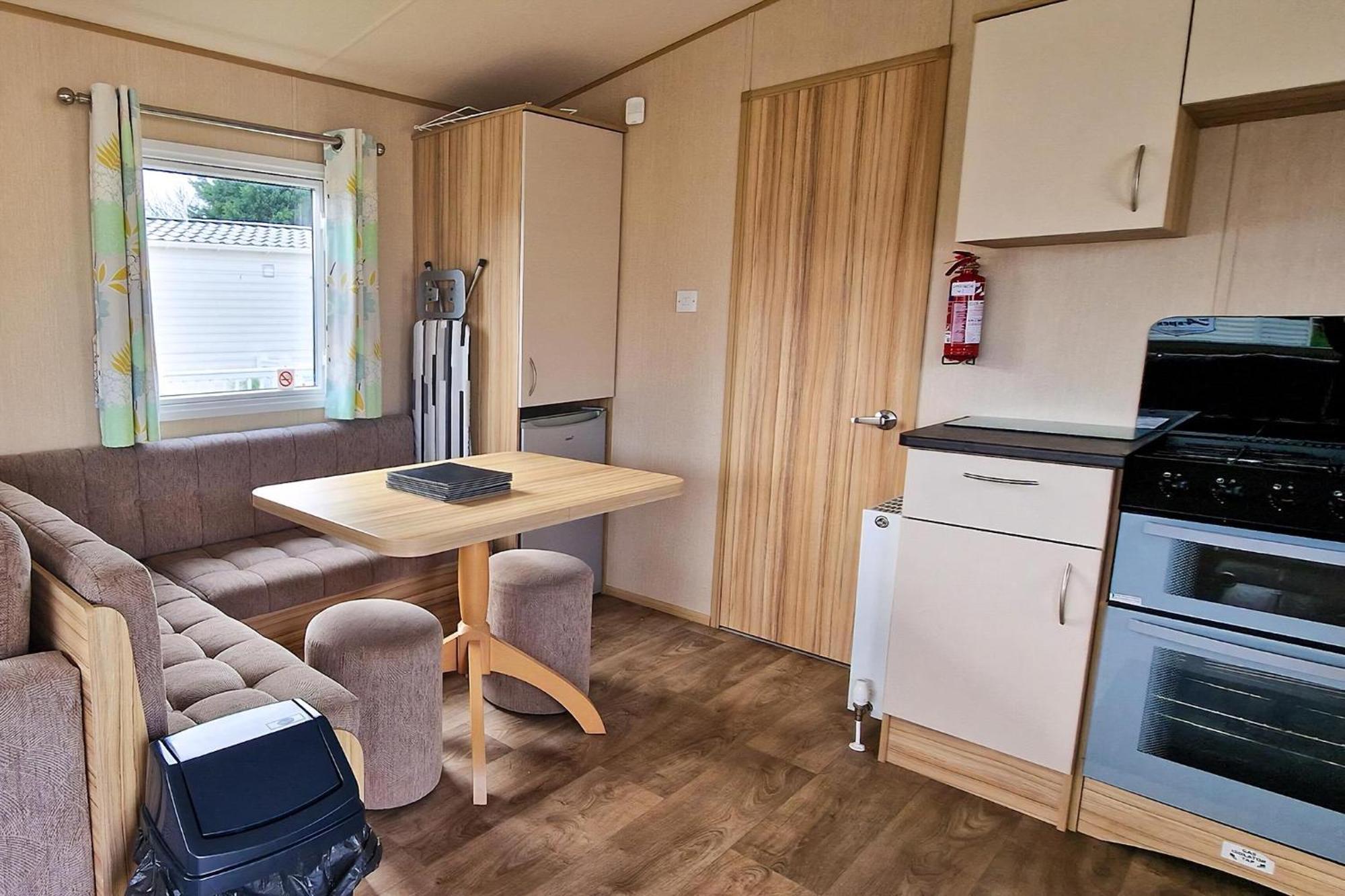 8 Berth Caravan For Hire At Manor Park Near To A Great Ref 23041c Hunstanton