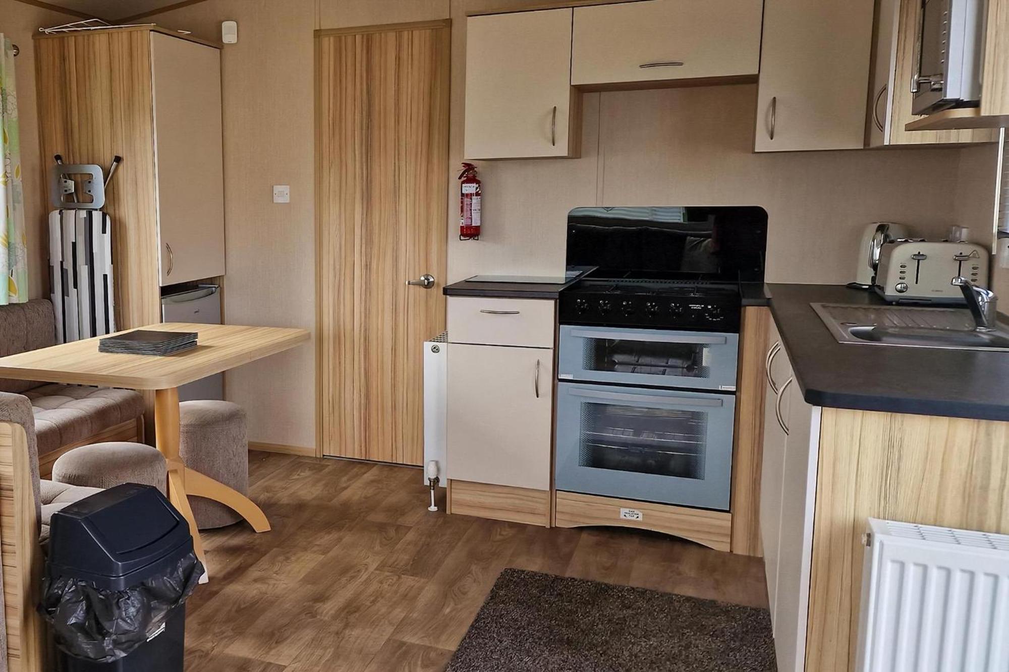 Campsite 8 Berth Caravan For Hire At Manor Park Near To A Great Ref 23041c