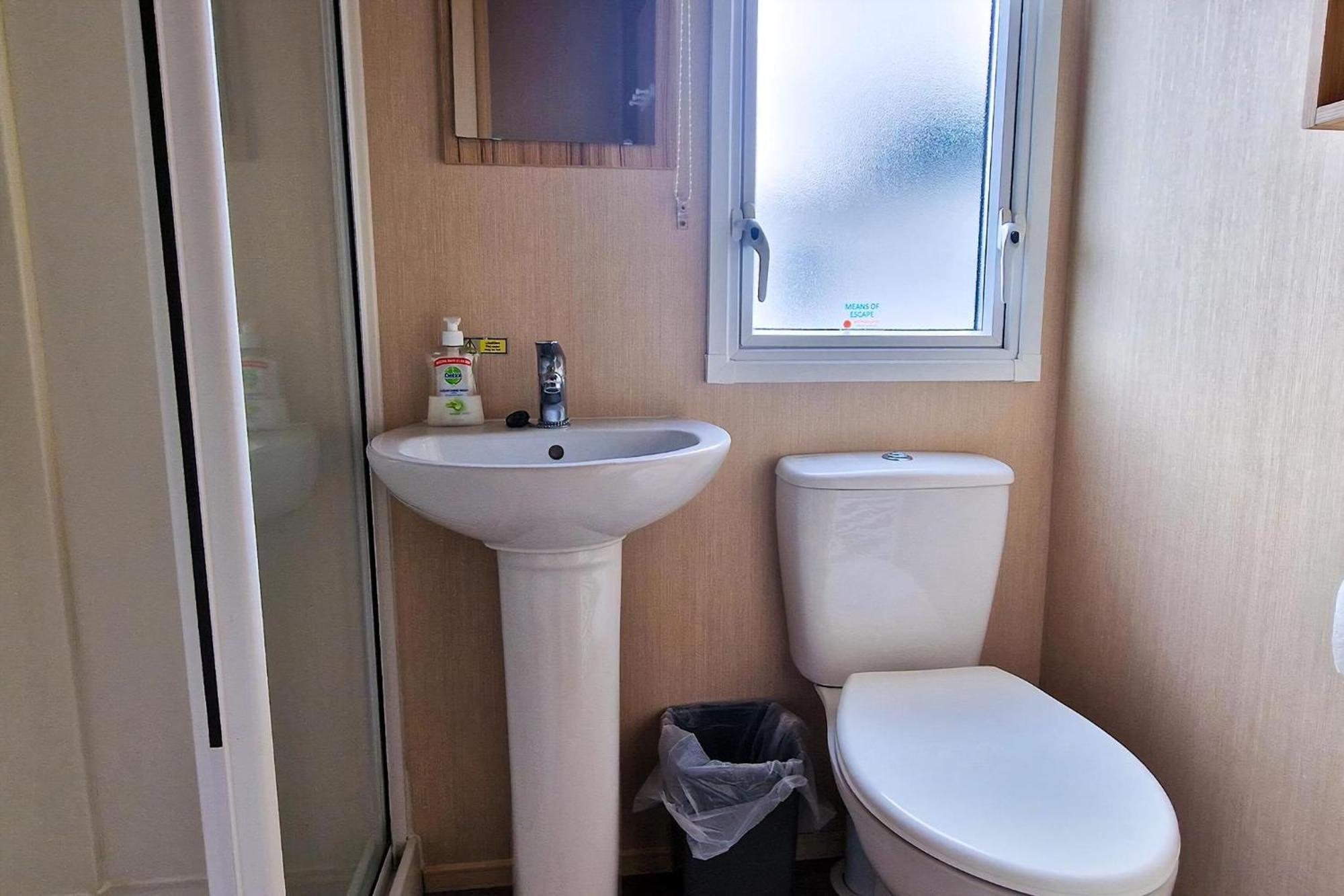 Campsite 8 Berth Caravan For Hire At Manor Park Near To A Great Ref 23041c