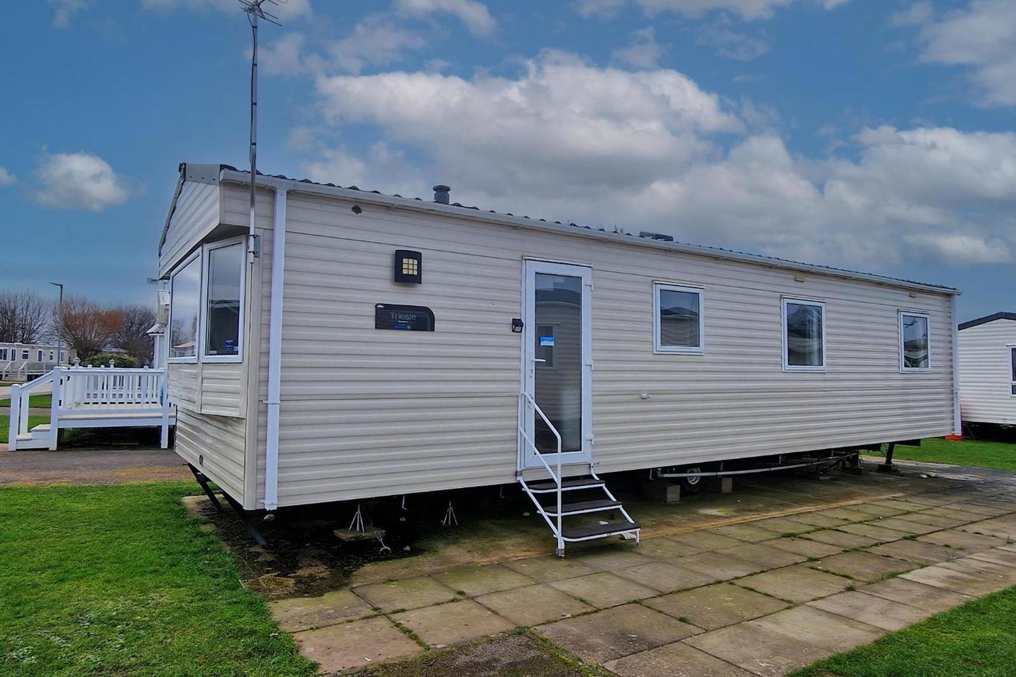 8 Berth Caravan For Hire At Manor Park Near To A Great Ref 23041c *