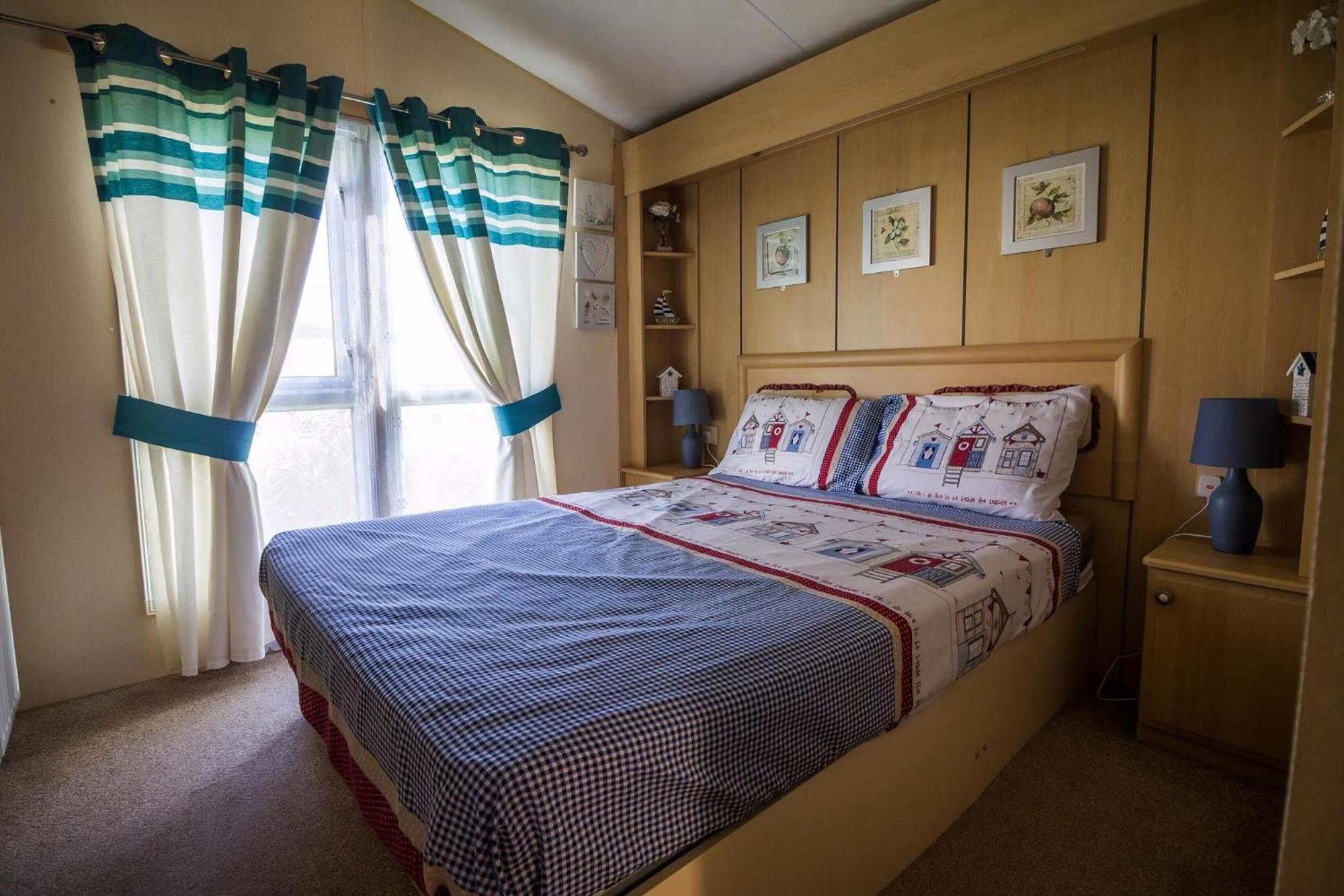 Great 6 Berth Caravan For Hire At Manor Park In Norfolk Ref 23014w Campsite *