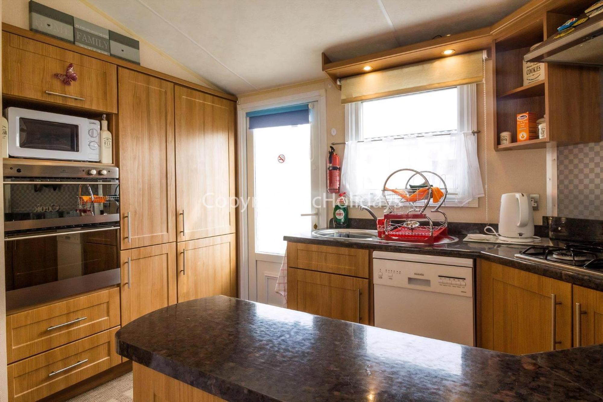 Great 6 Berth Caravan For Hire At Manor Park In Norfolk Ref 23014w Campsite Hunstanton