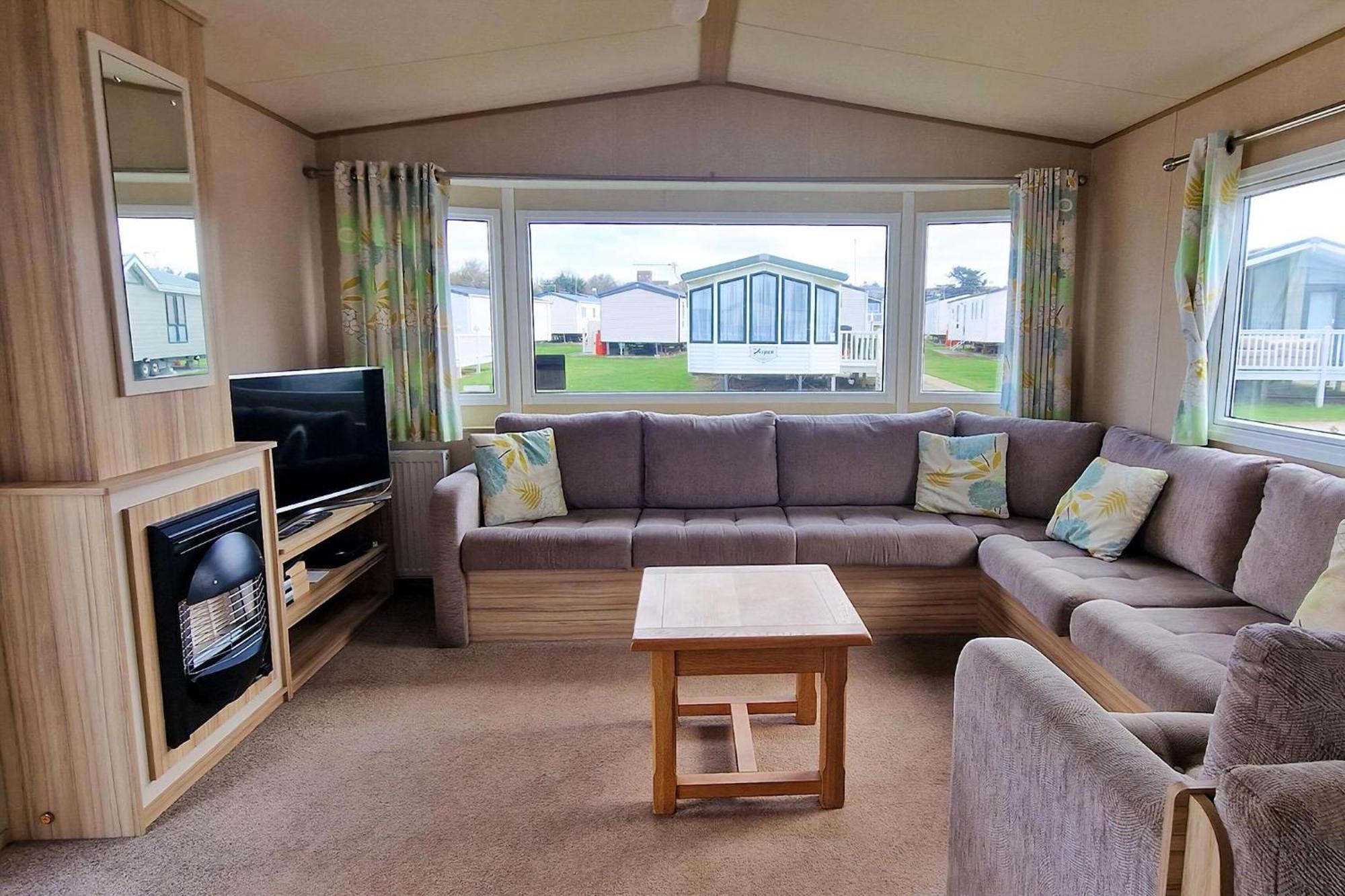 Campsite 8 Berth Caravan For Hire At Manor Park Near To A Great Ref 23041c