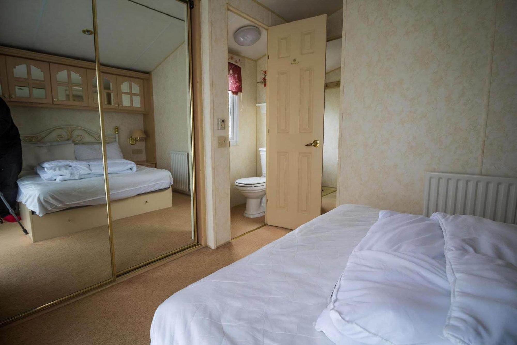 Brilliant Caravan For Hire At Manor Park In Norfolk Ref 23176k Campsite Hunstanton