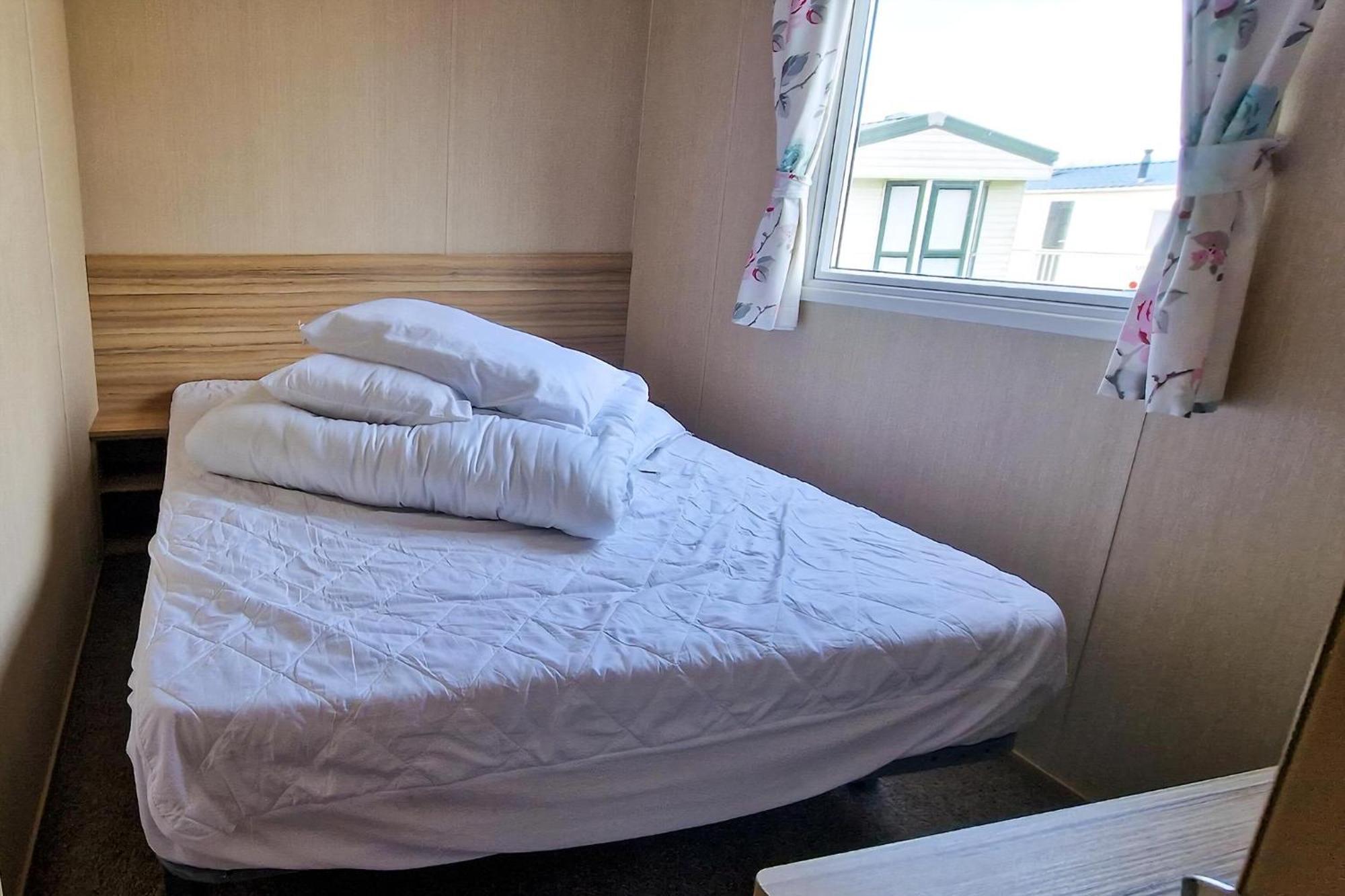 8 Berth Caravan For Hire At Manor Park Near To A Great Ref 23041c