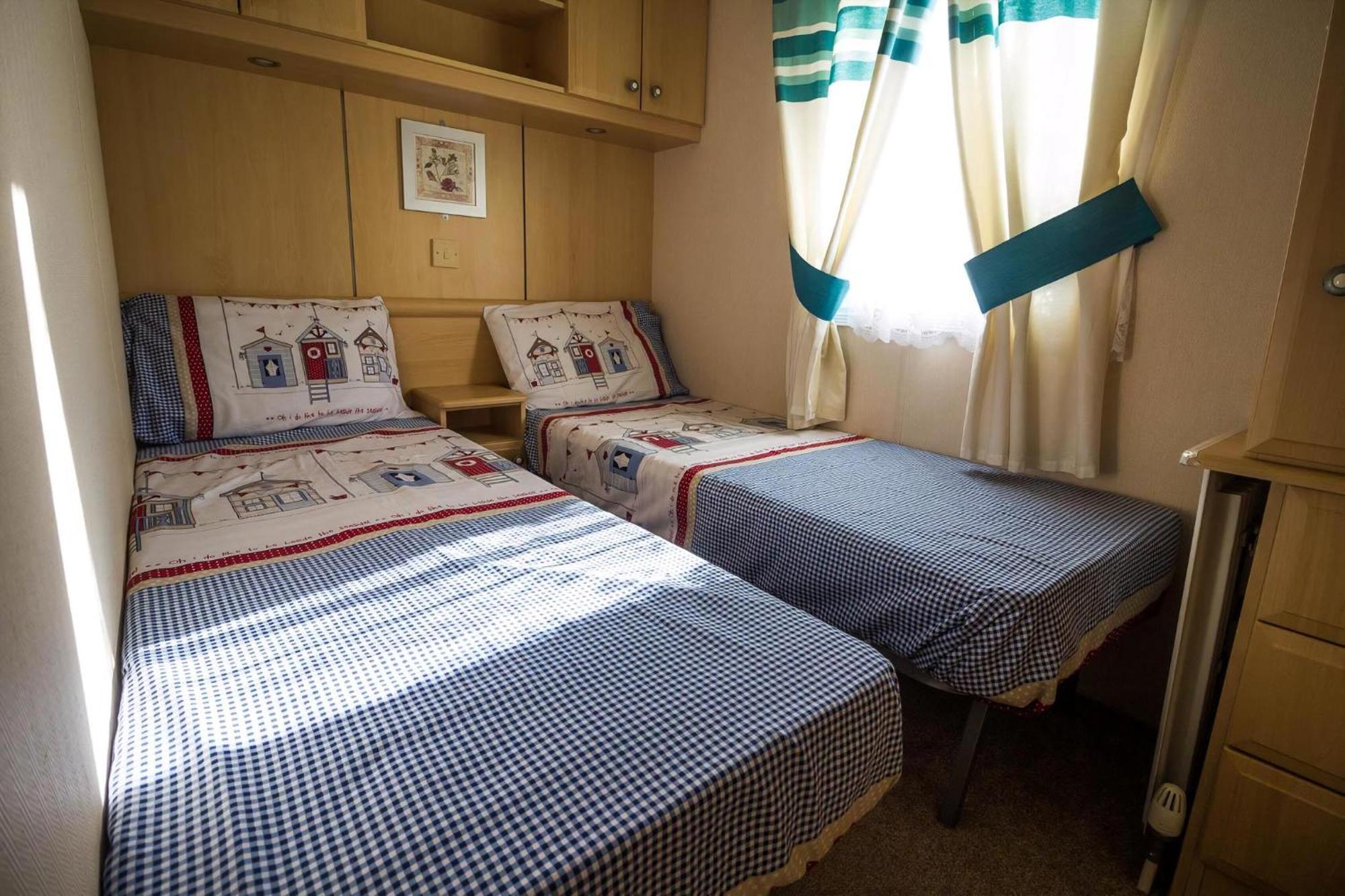Great 6 Berth Caravan For Hire At Manor Park In Norfolk Ref 23014w