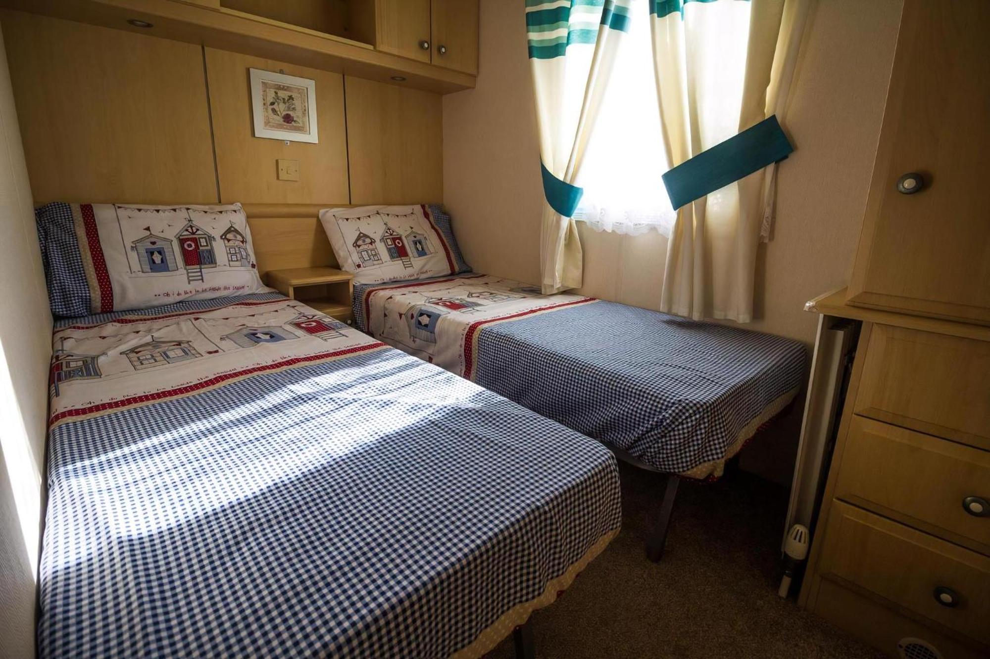 Great 6 Berth Caravan For Hire At Manor Park In Norfolk Ref 23014w