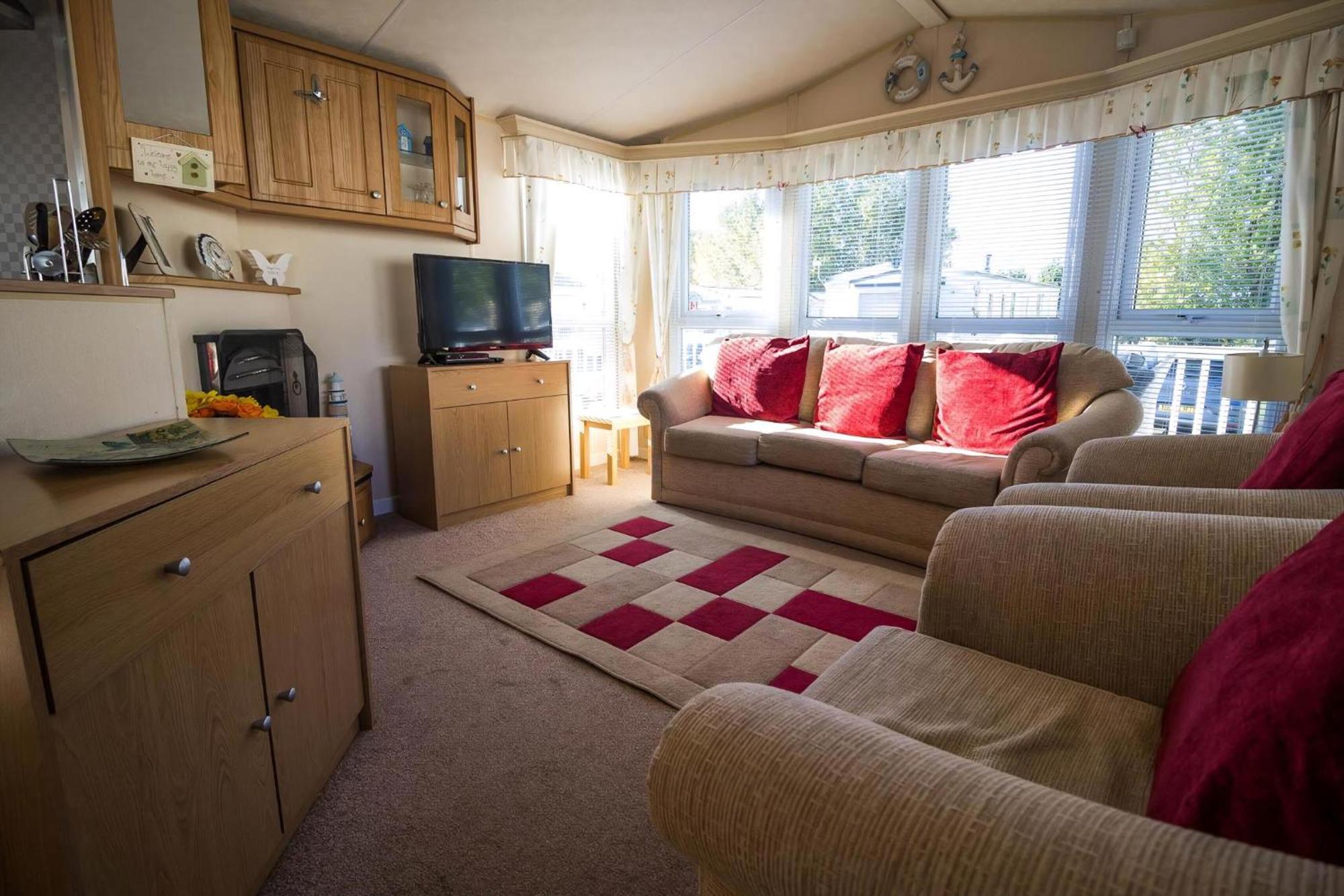 Great 6 Berth Caravan For Hire At Manor Park In Norfolk Ref 23014w Campsite Hunstanton
