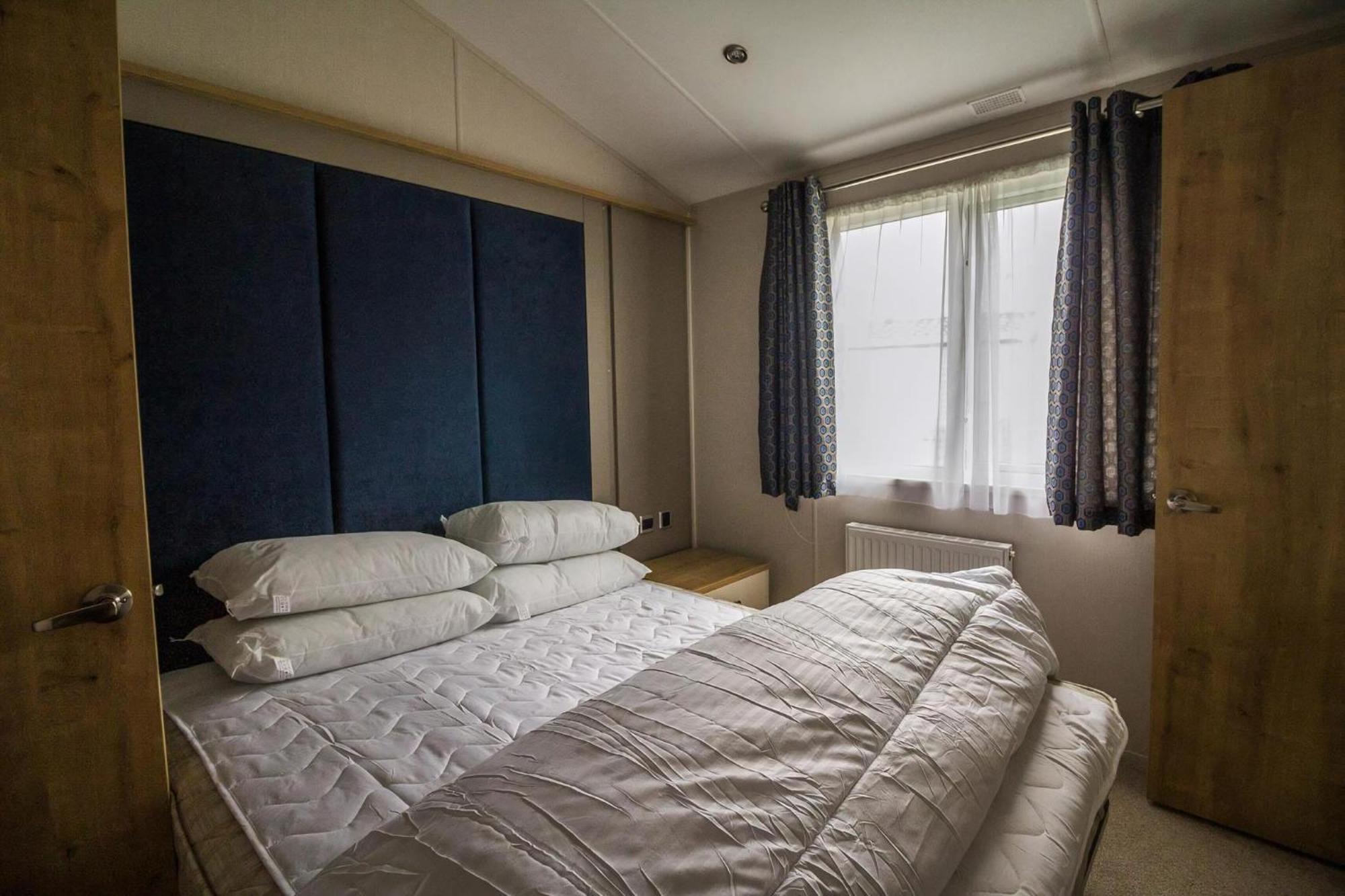 Luxury With Decking In At Manor Park Ref 23144k *
