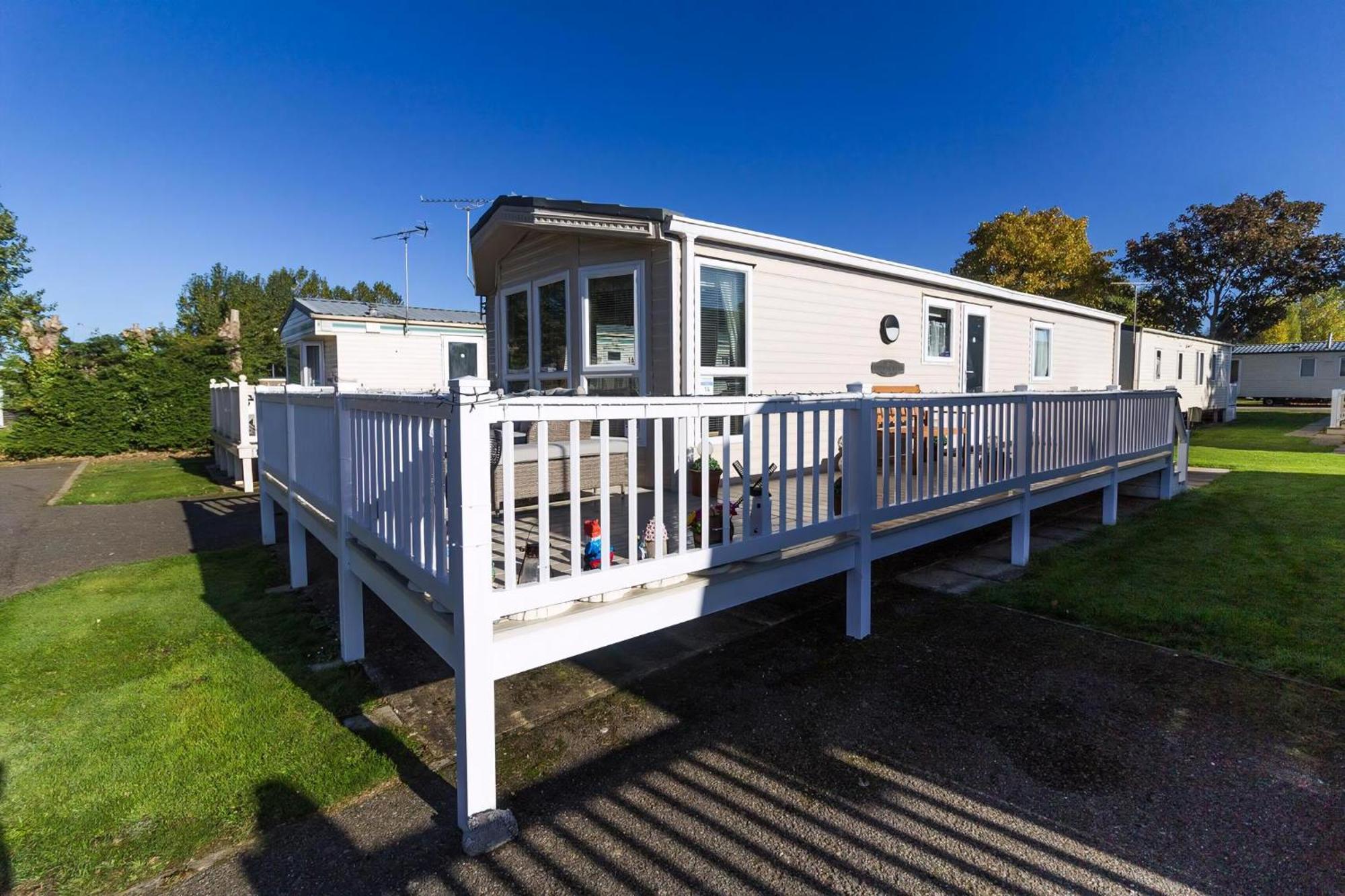Great 6 Berth Caravan For Hire At Manor Park In Norfolk Ref 23014w *