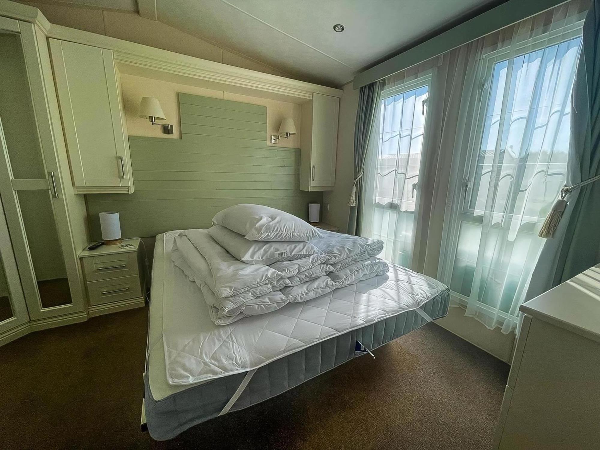 Lovely Caravan With Decking At Manor Park, Near Ref 23034c Hunstanton
