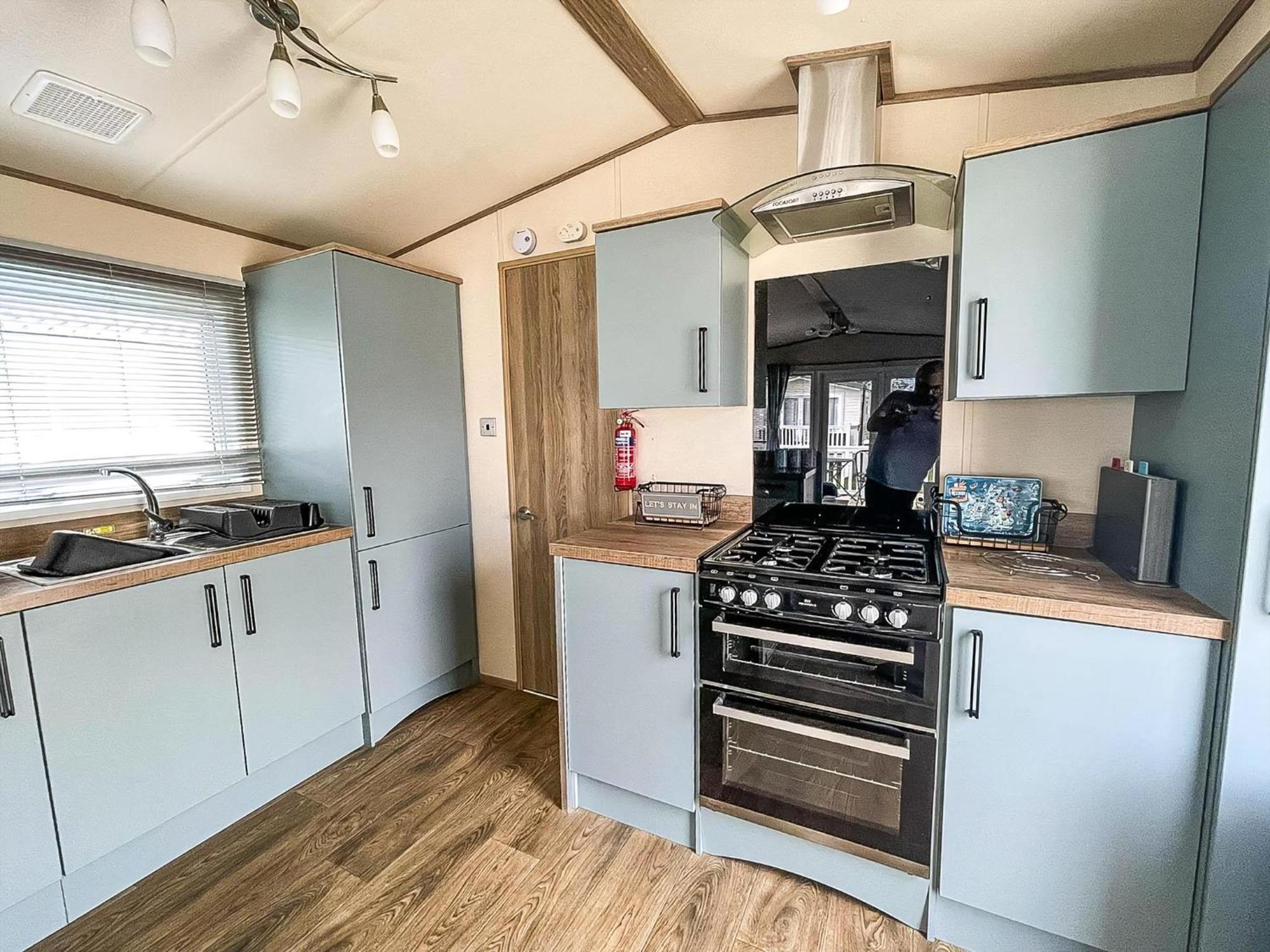 Beautiful Caravan With Decking At Manor Park Nearby Beach Ref 23039b Hunstanton