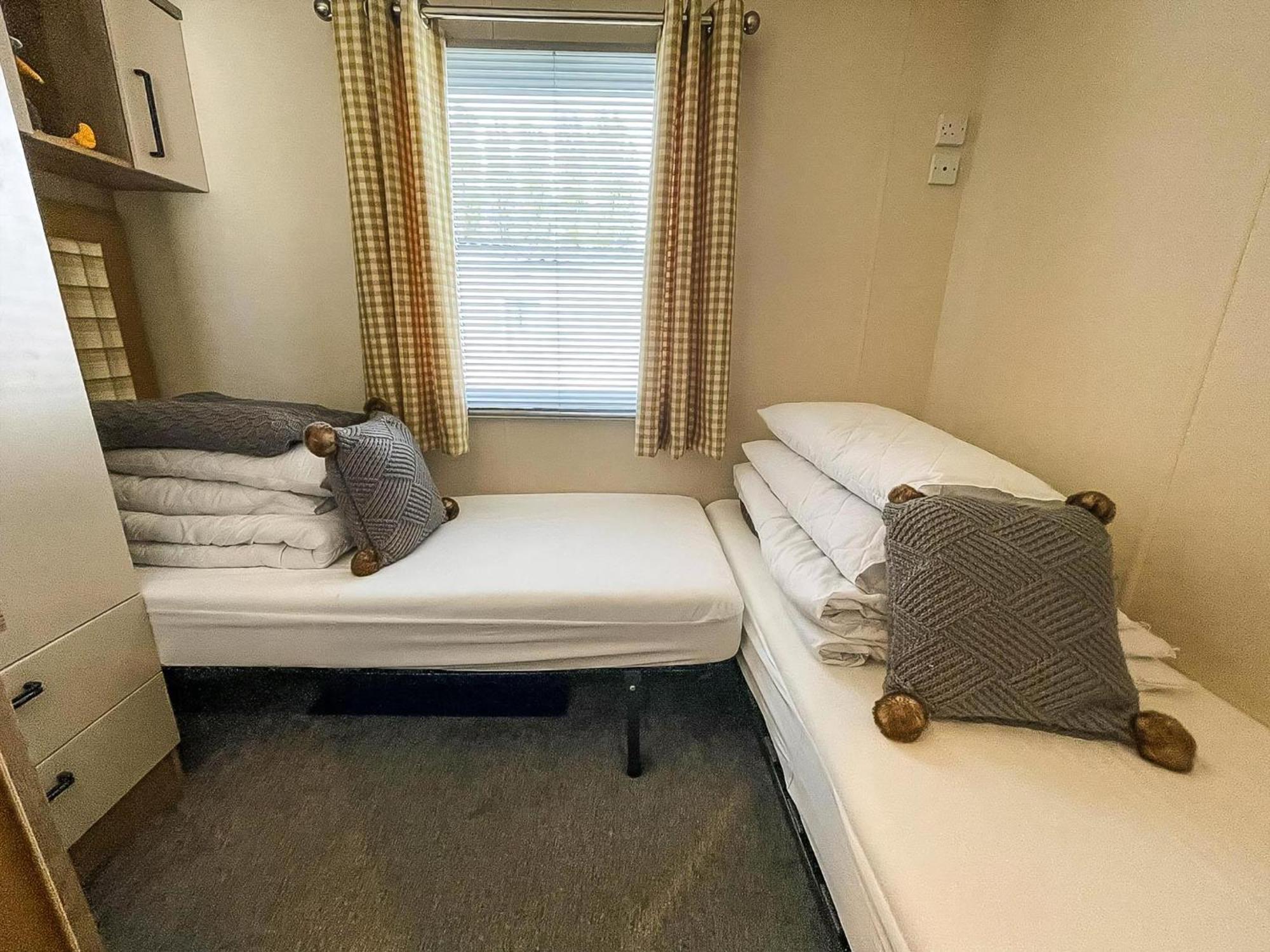 Beautiful Caravan With Decking At Manor Park Nearby Beach Ref 23039b Campsite