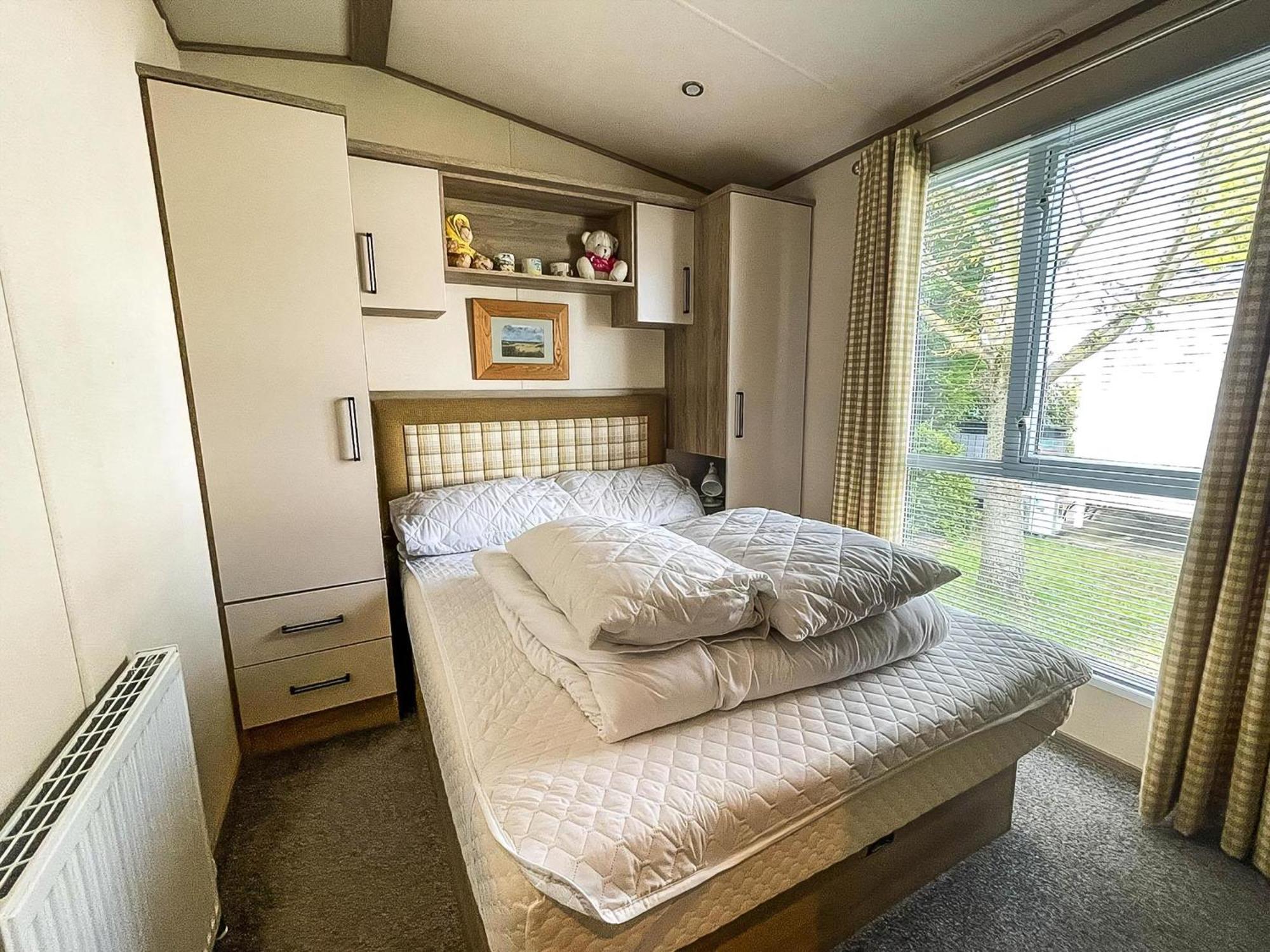 Campsite Beautiful Caravan With Decking At Manor Park Nearby Beach Ref 23039b *