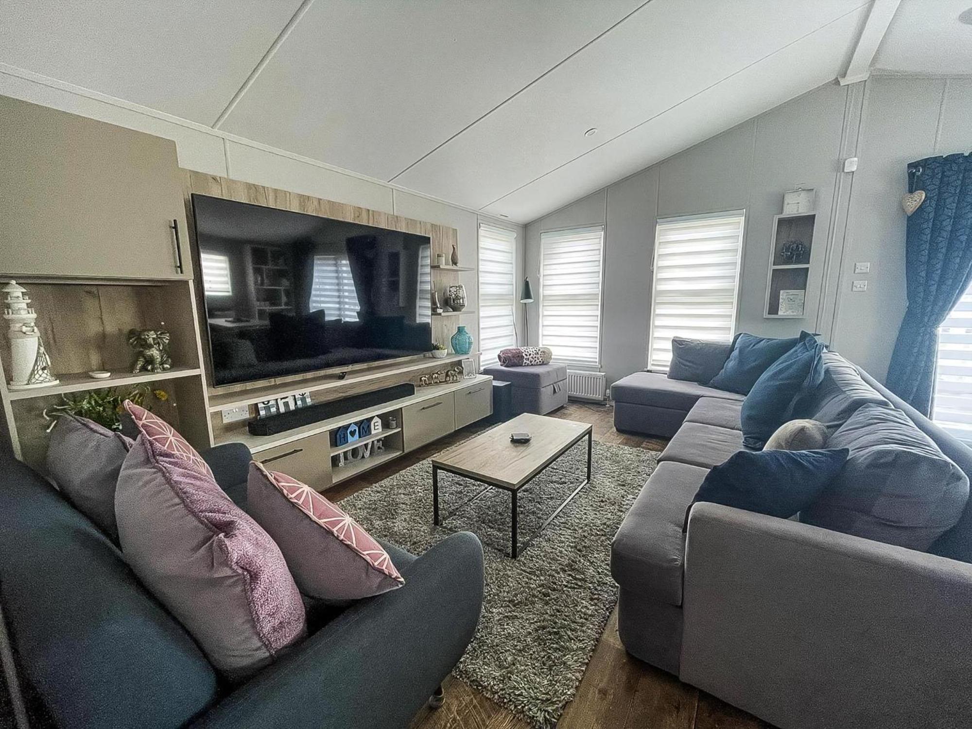 Stunning With Decking At Manor Park Near Ref 23217k *