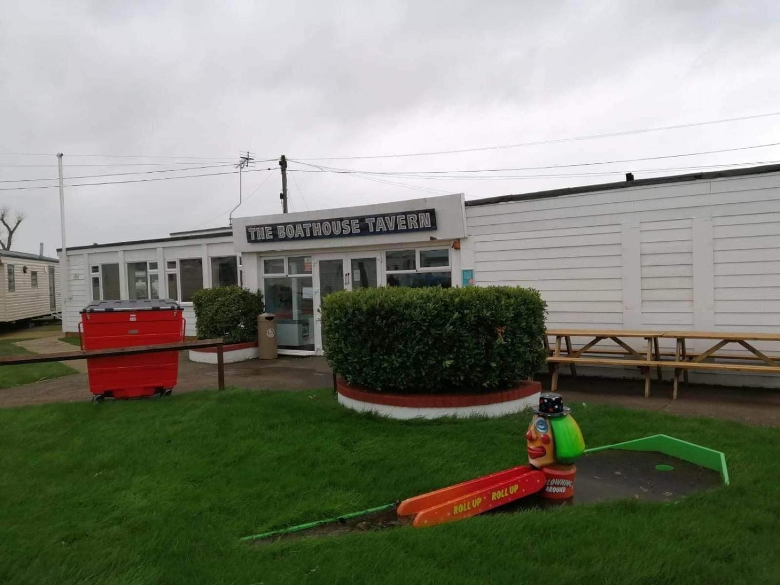 Chalet 2 Bed Caravan Pets Go Free At Heacham *
