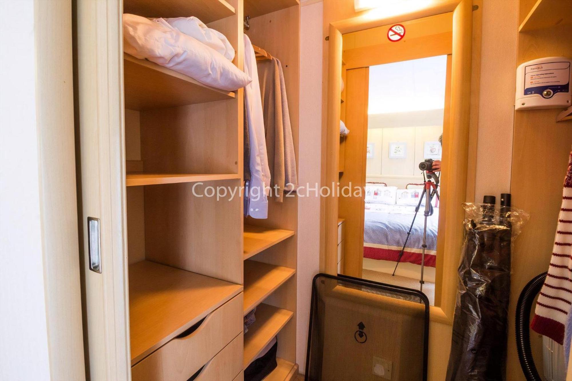 Campsite Great 6 Berth Caravan For Hire At Manor Park In Norfolk Ref 23014w *