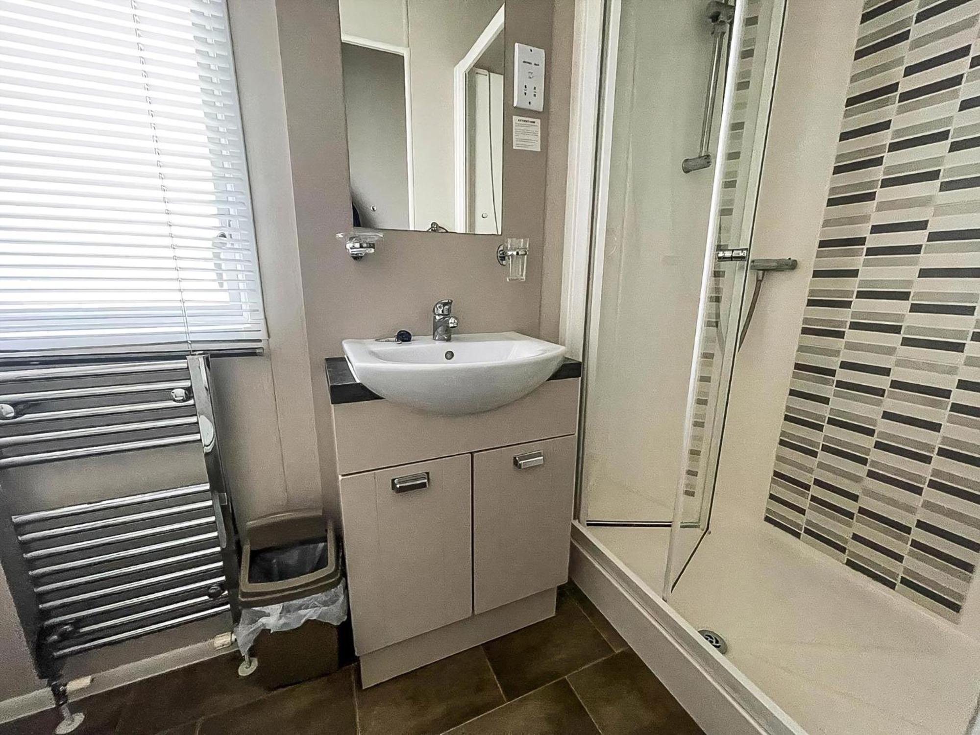Stunning Dog Friendly Caravan At Manor Park, In Norfolk Ref 23188k