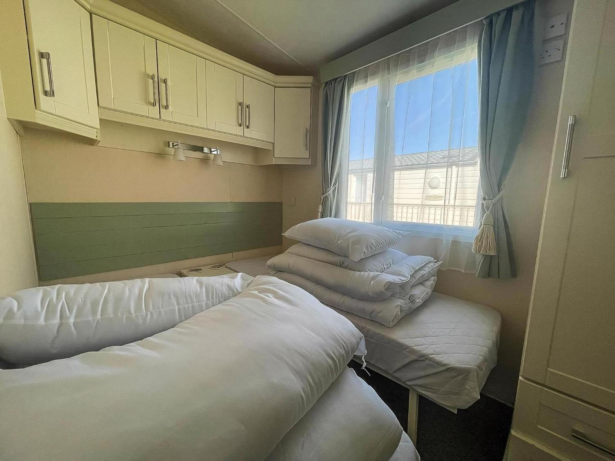 Lovely Caravan With Decking At Manor Park, Near Ref 23034c * Hunstanton