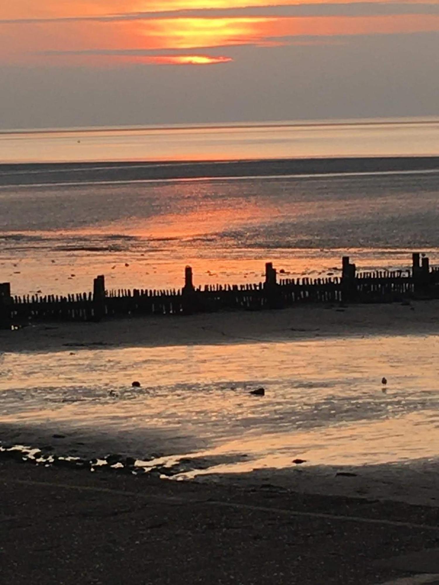 Super 3 Bedroom Pet Friendly Caravan With Decking Chalet Hunstanton