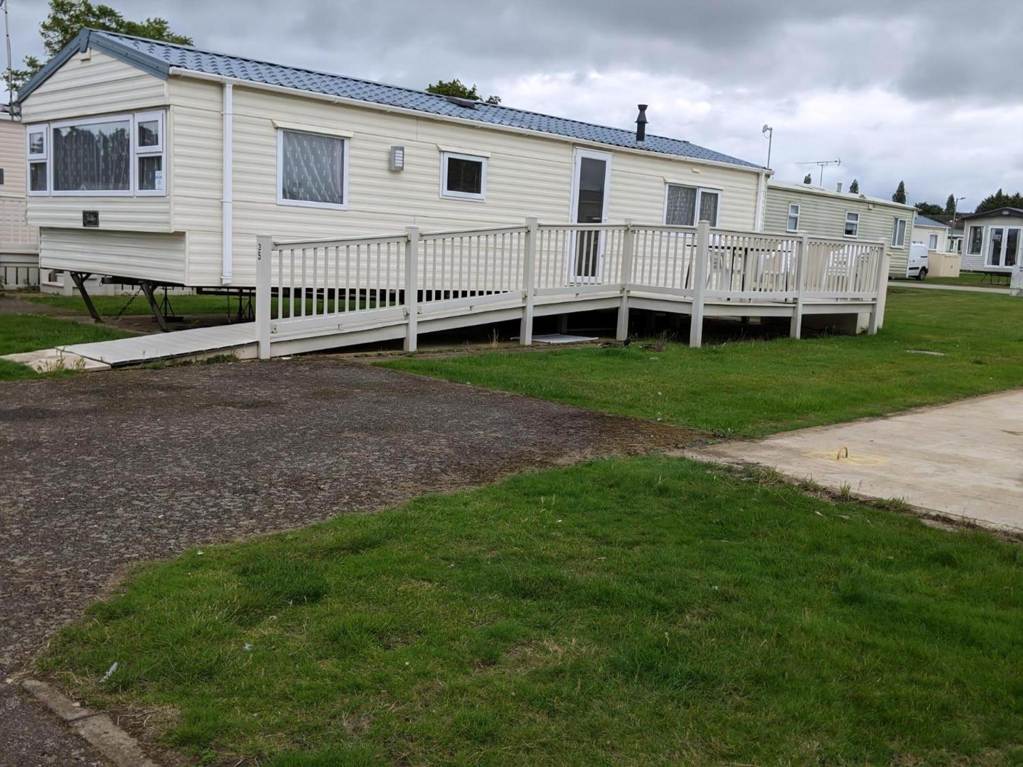 Campsite Charming Caravan At Manor Park, Nearby In Norfolk Ref 23035c *