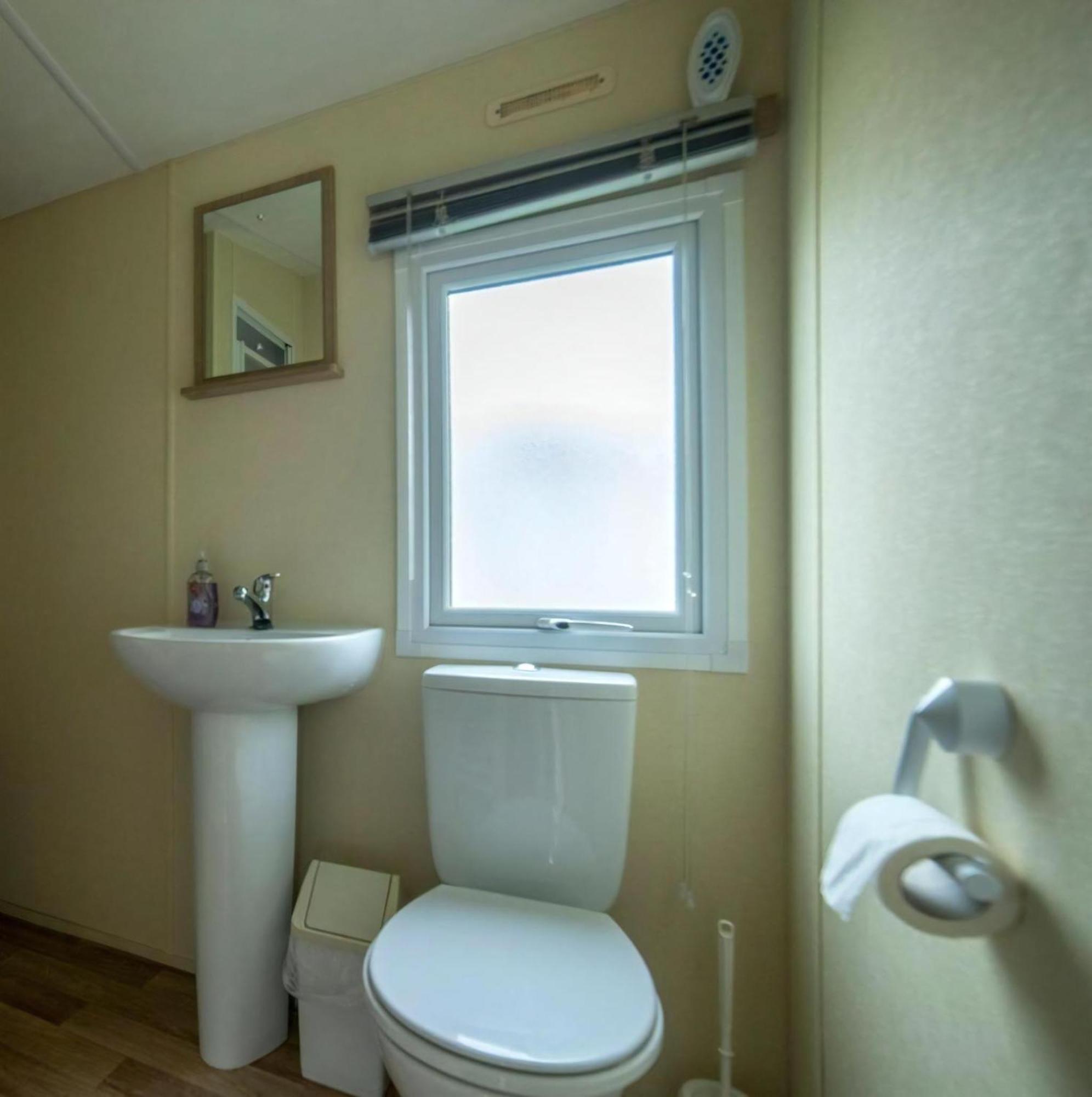 Charming Caravan At Manor Park, Nearby In Norfolk Ref 23035c Campsite Hunstanton