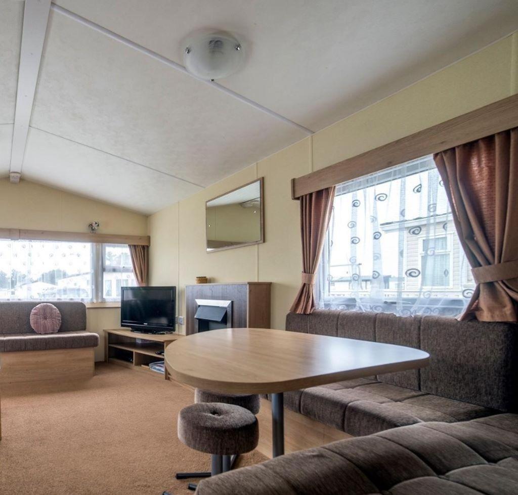 Charming Caravan At Manor Park, Nearby In Norfolk Ref 23035c Campsite *