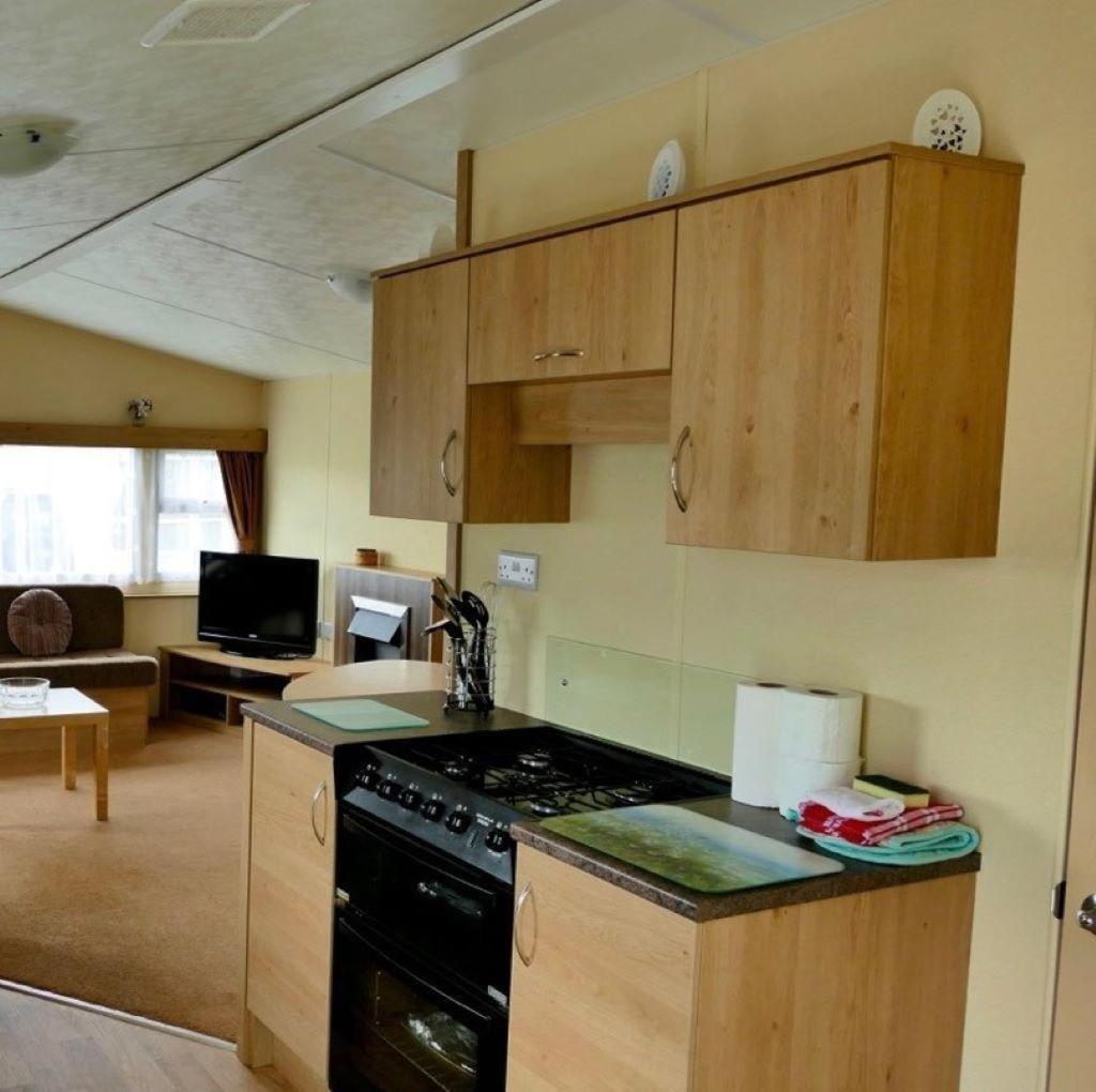 Charming Caravan At Manor Park, Nearby In Norfolk Ref 23035c Campsite