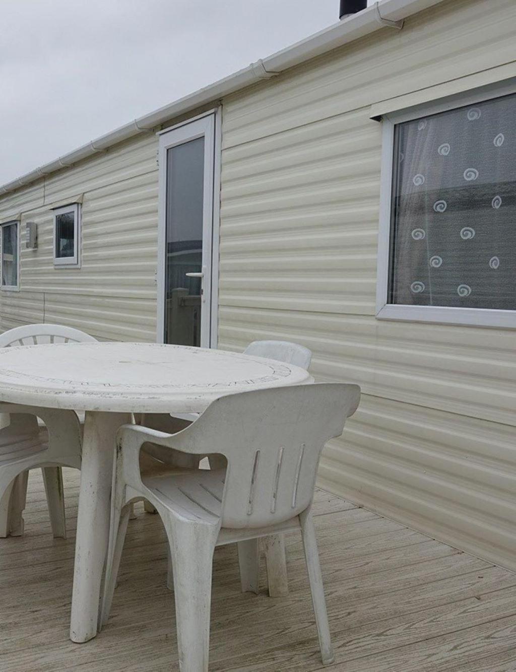 Charming Caravan At Manor Park, Nearby In Norfolk Ref 23035c Hunstanton