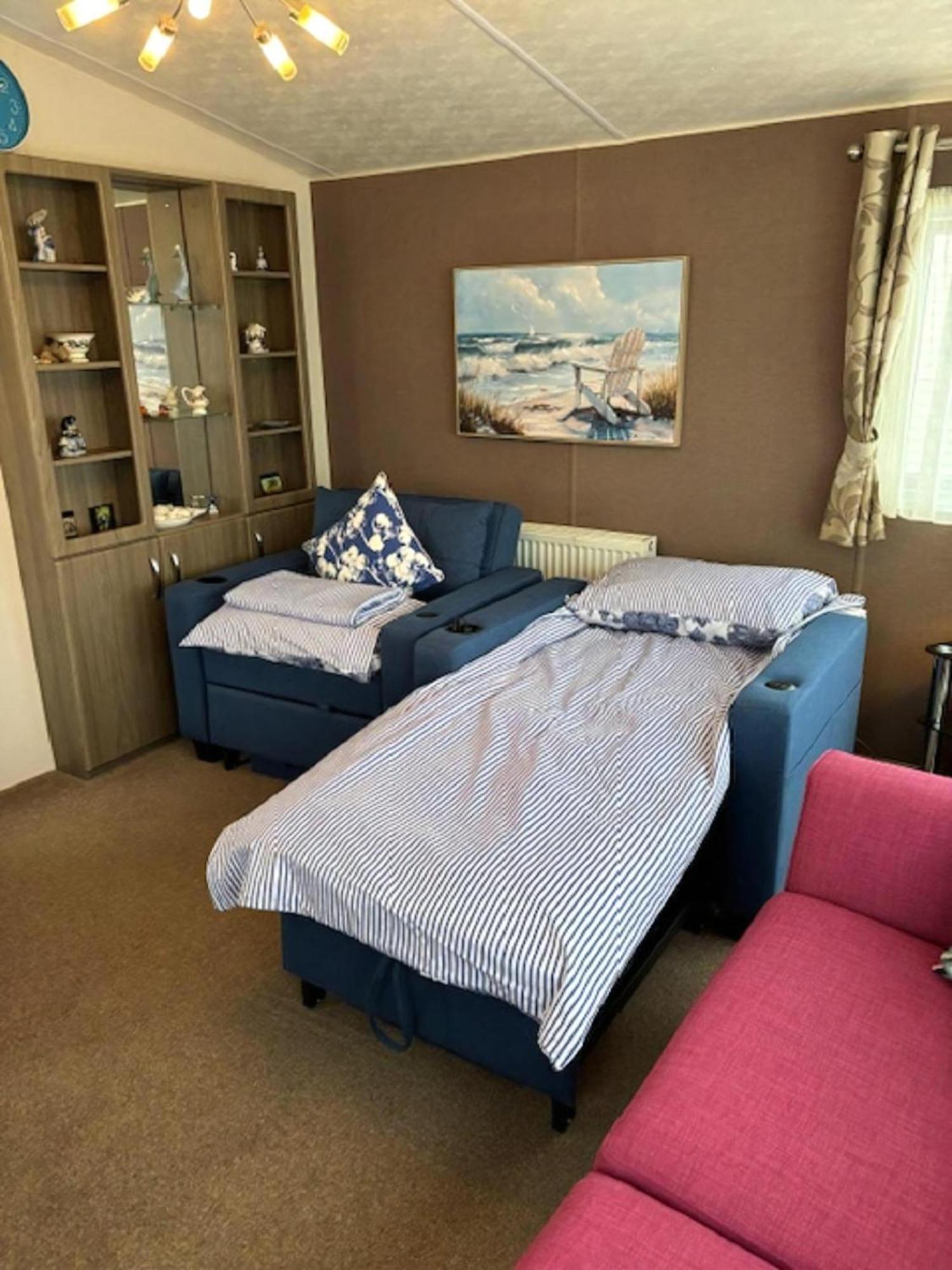 Homely Caravan With Decking At Manor Park, Ref 23036c Hunstanton
