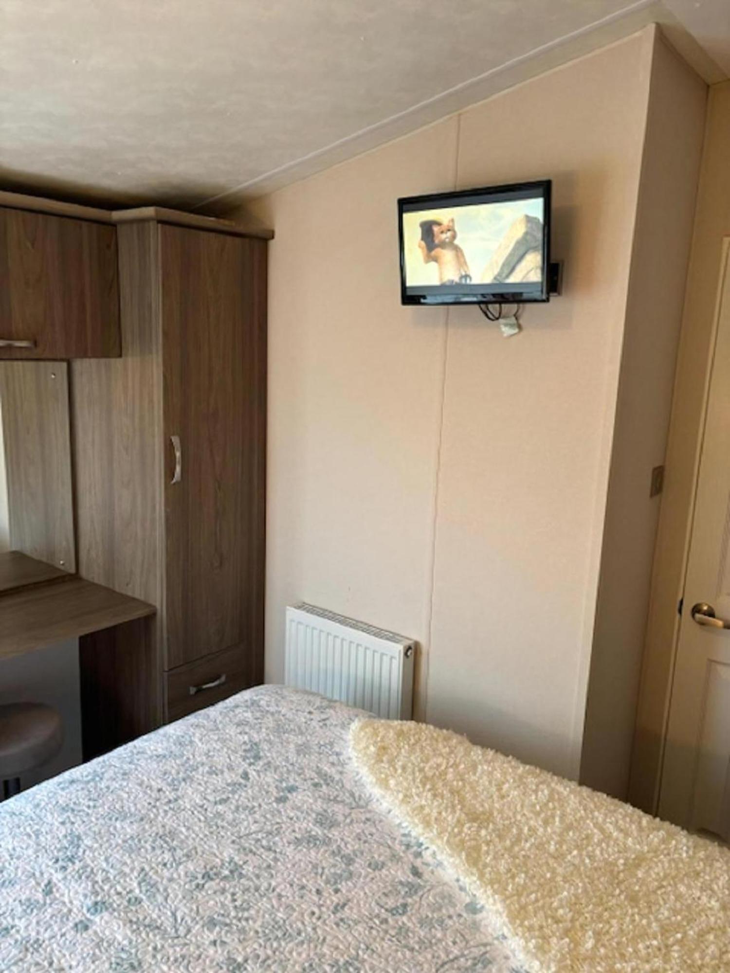 Homely Caravan With Decking At Manor Park, Ref 23036c Campsite Hunstanton