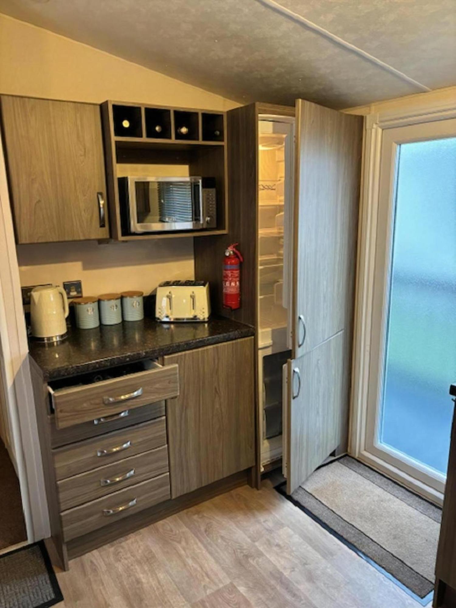 Homely Caravan With Decking At Manor Park, Ref 23036c *