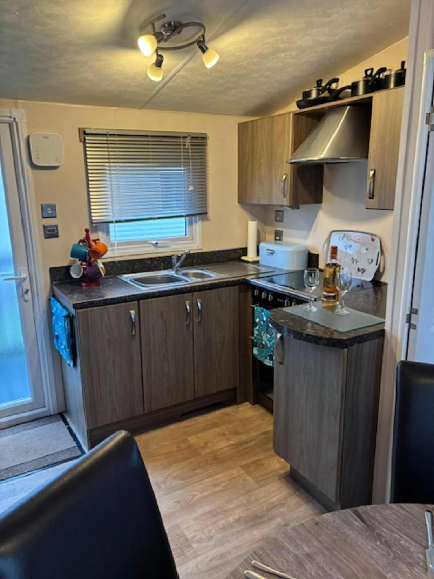 Homely Caravan With Decking At Manor Park, Ref 23036c Hunstanton